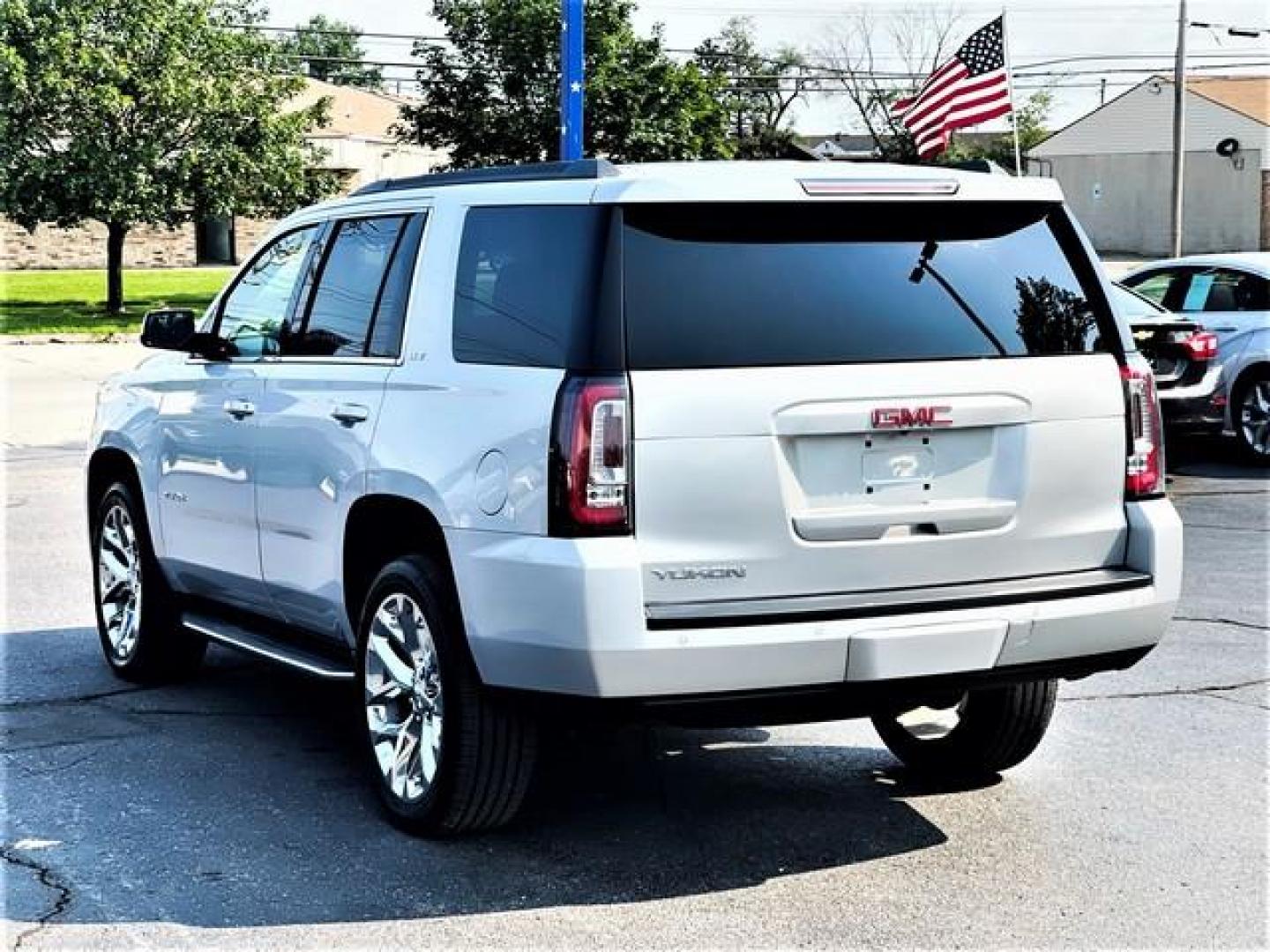 2018 SILVER GMC YUKON (1GKS2AKC6JR) with an V8,5.3L(325 CID),OHV engine, AUTOMATIC transmission, located at 14600 Frazho Road, Warren, MI, 48089, (586) 776-3400, 42.485996, -82.974220 - Photo#7