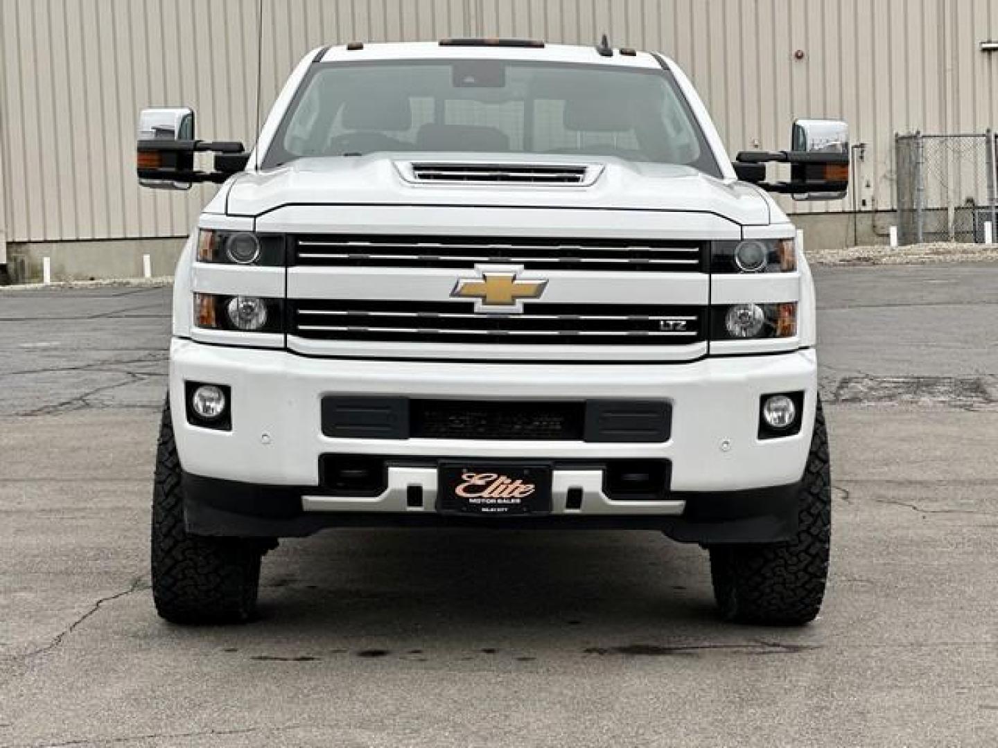 2017 WHITE CHEVROLET SILVERADO 3500 HD (1GC4K0EY7HF) with an V8,6.6L(403 CID),OHV engine, AUTOMATIC transmission, located at 14600 Frazho Road, Warren, MI, 48089, (586) 776-3400, 42.485996, -82.974220 - Photo#2