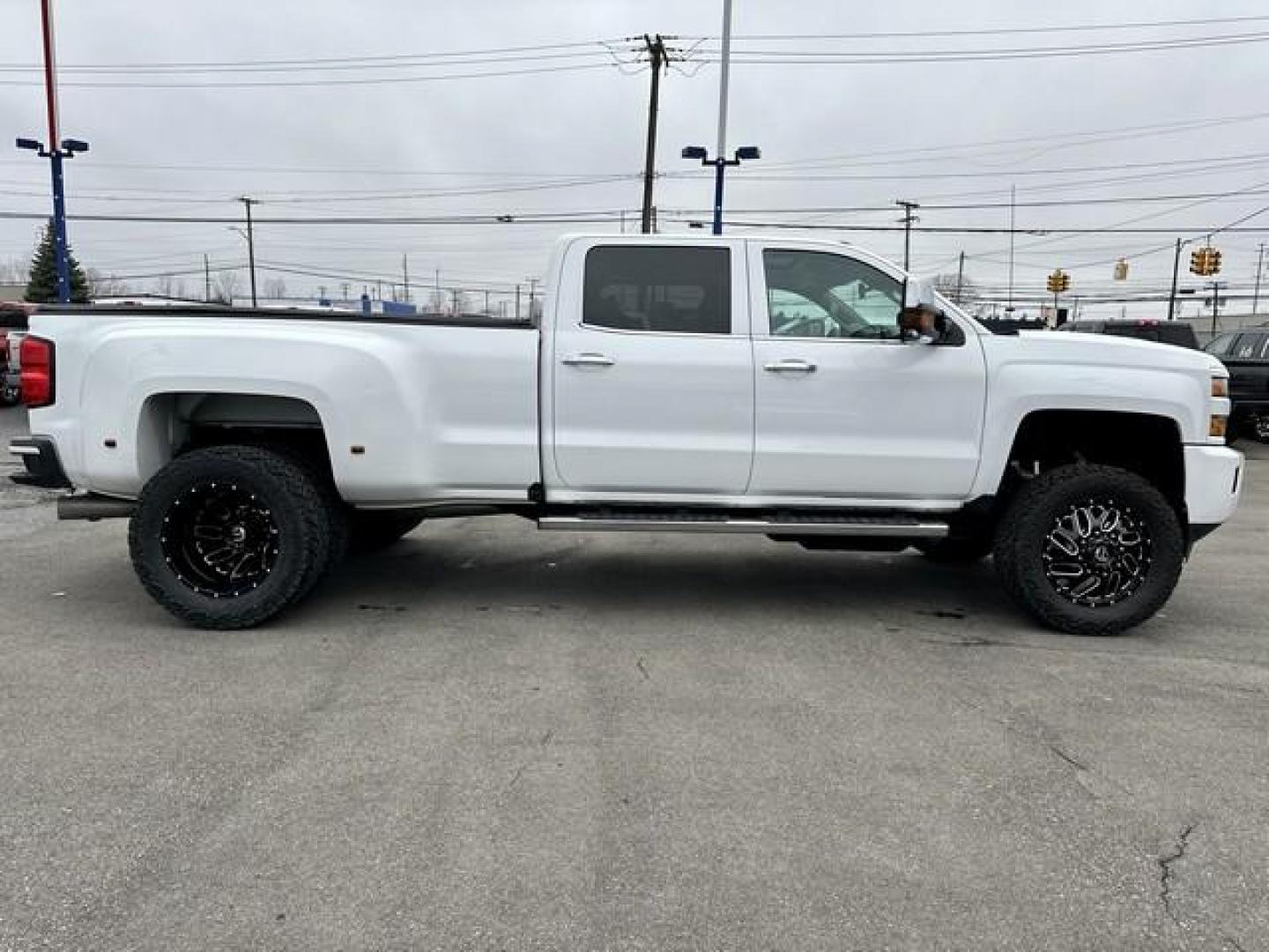 2017 WHITE CHEVROLET SILVERADO 3500 HD (1GC4K0EY7HF) with an V8,6.6L(403 CID),OHV engine, AUTOMATIC transmission, located at 14600 Frazho Road, Warren, MI, 48089, (586) 776-3400, 42.485996, -82.974220 - Photo#4