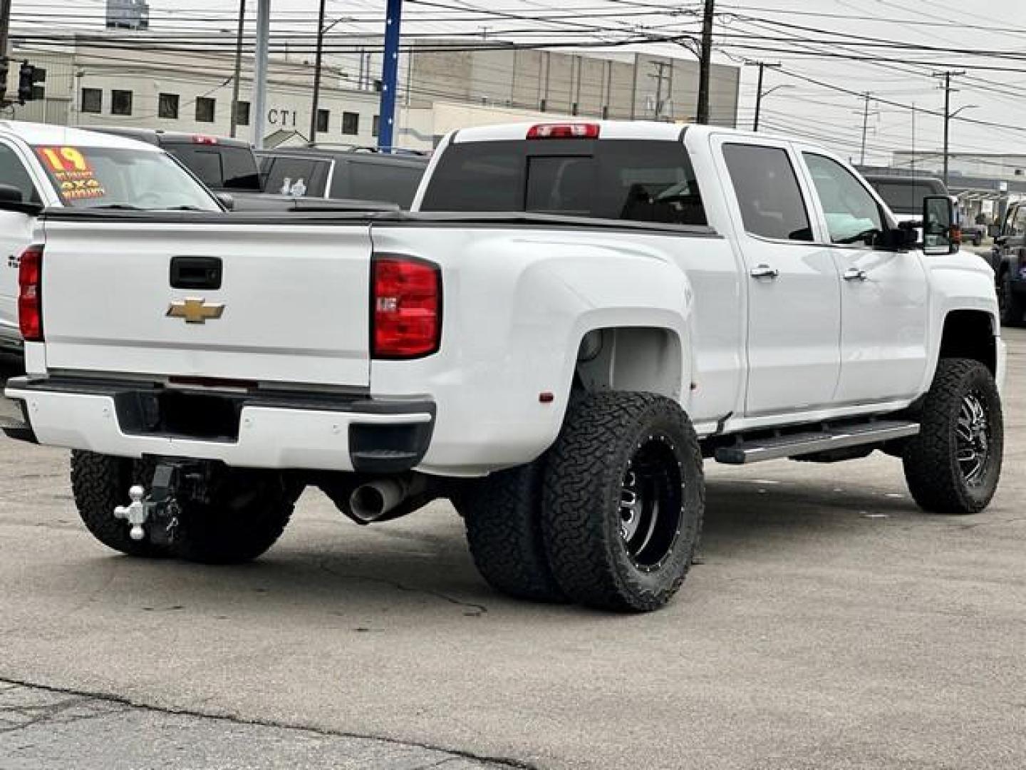 2017 WHITE CHEVROLET SILVERADO 3500 HD (1GC4K0EY7HF) with an V8,6.6L(403 CID),OHV engine, AUTOMATIC transmission, located at 14600 Frazho Road, Warren, MI, 48089, (586) 776-3400, 42.485996, -82.974220 - Photo#5