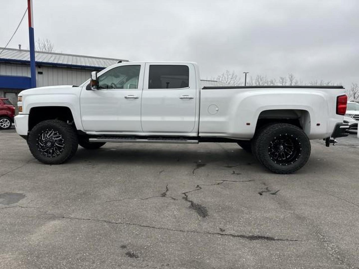 2017 WHITE CHEVROLET SILVERADO 3500 HD (1GC4K0EY7HF) with an V8,6.6L(403 CID),OHV engine, AUTOMATIC transmission, located at 14600 Frazho Road, Warren, MI, 48089, (586) 776-3400, 42.485996, -82.974220 - Photo#8