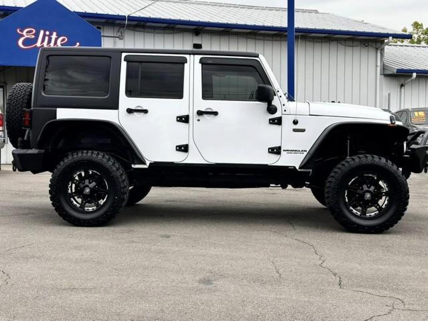 2017 WHITE JEEP WRANGLER (1C4BJWEGXHL) with an V6,3.6L(220 CID),DOHC engine, AUTOMATIC transmission, located at 14600 Frazho Road, Warren, MI, 48089, (586) 776-3400, 42.485996, -82.974220 - Photo#3