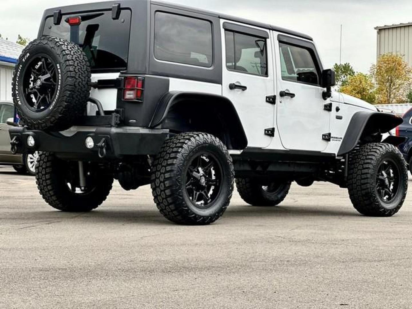 2017 WHITE JEEP WRANGLER (1C4BJWEGXHL) with an V6,3.6L(220 CID),DOHC engine, AUTOMATIC transmission, located at 14600 Frazho Road, Warren, MI, 48089, (586) 776-3400, 42.485996, -82.974220 - Photo#4