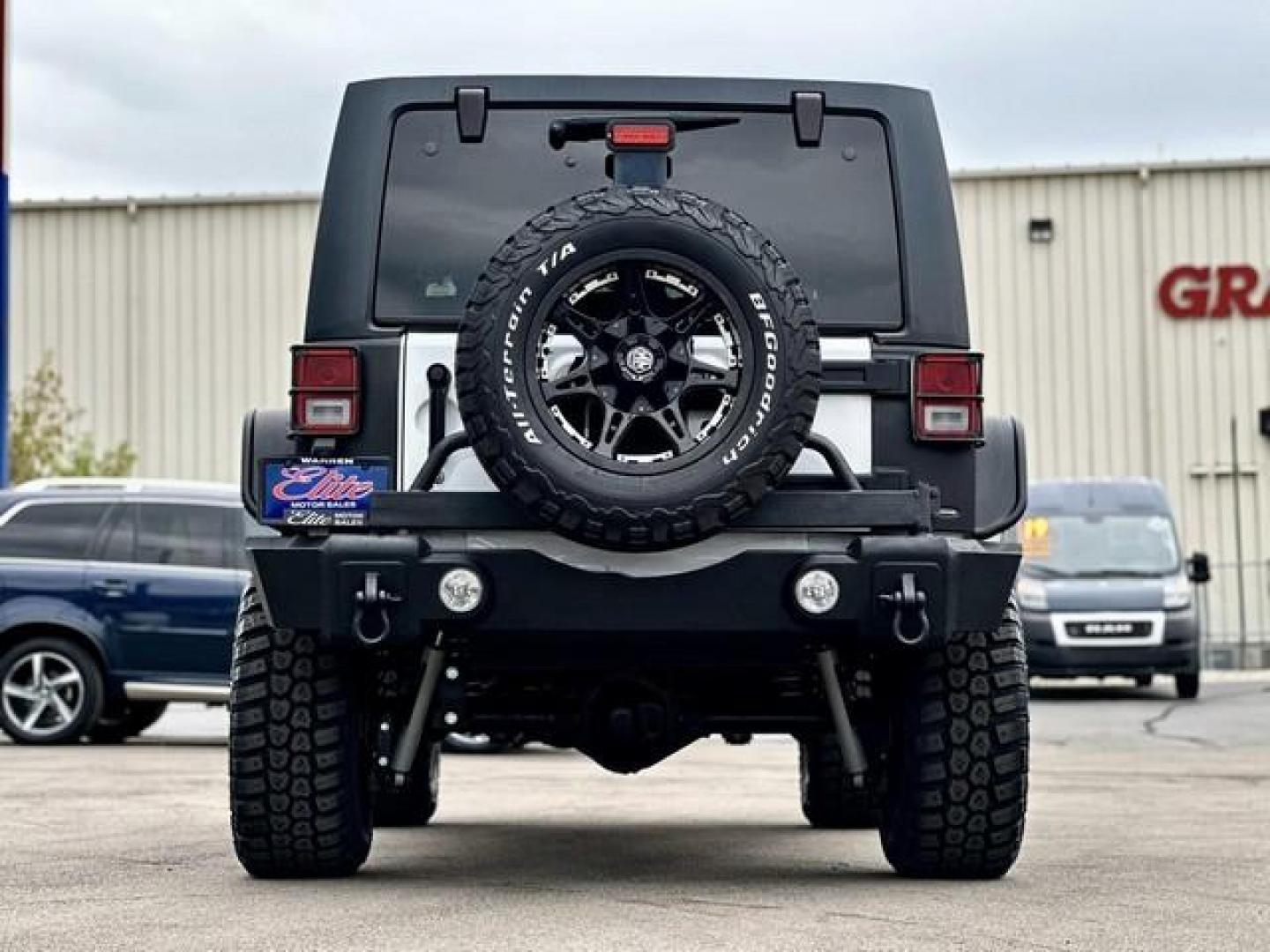 2017 WHITE JEEP WRANGLER (1C4BJWEGXHL) with an V6,3.6L(220 CID),DOHC engine, AUTOMATIC transmission, located at 14600 Frazho Road, Warren, MI, 48089, (586) 776-3400, 42.485996, -82.974220 - Photo#5