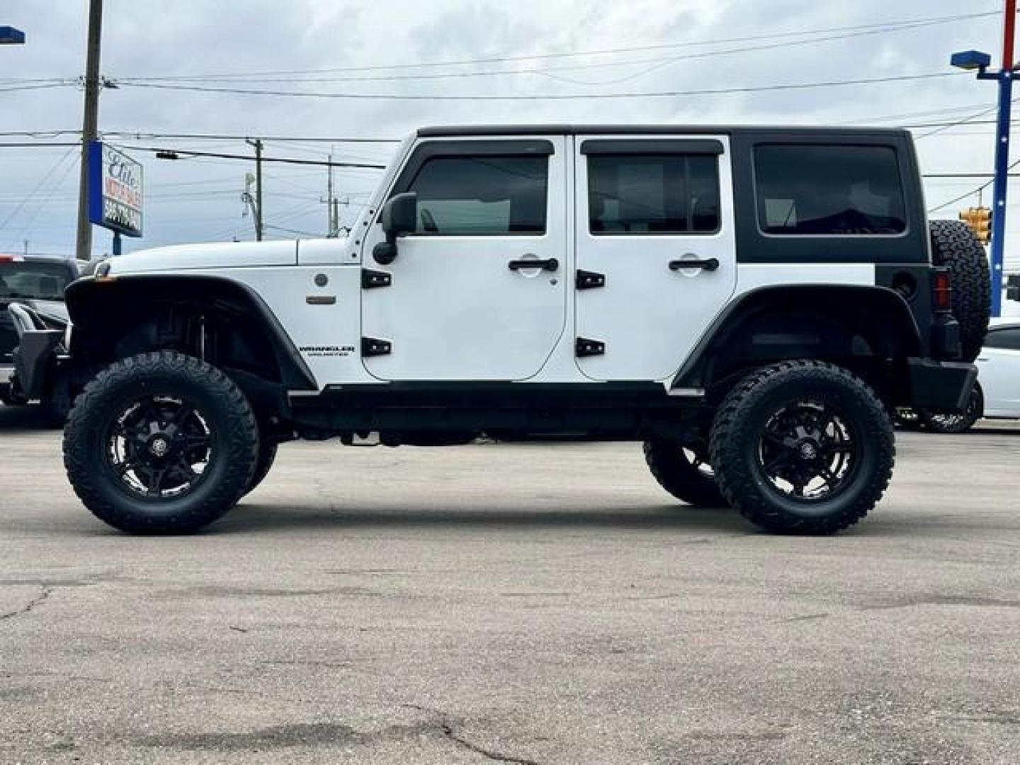 2017 WHITE JEEP WRANGLER (1C4BJWEGXHL) with an V6,3.6L(220 CID),DOHC engine, AUTOMATIC transmission, located at 14600 Frazho Road, Warren, MI, 48089, (586) 776-3400, 42.485996, -82.974220 - Photo#8