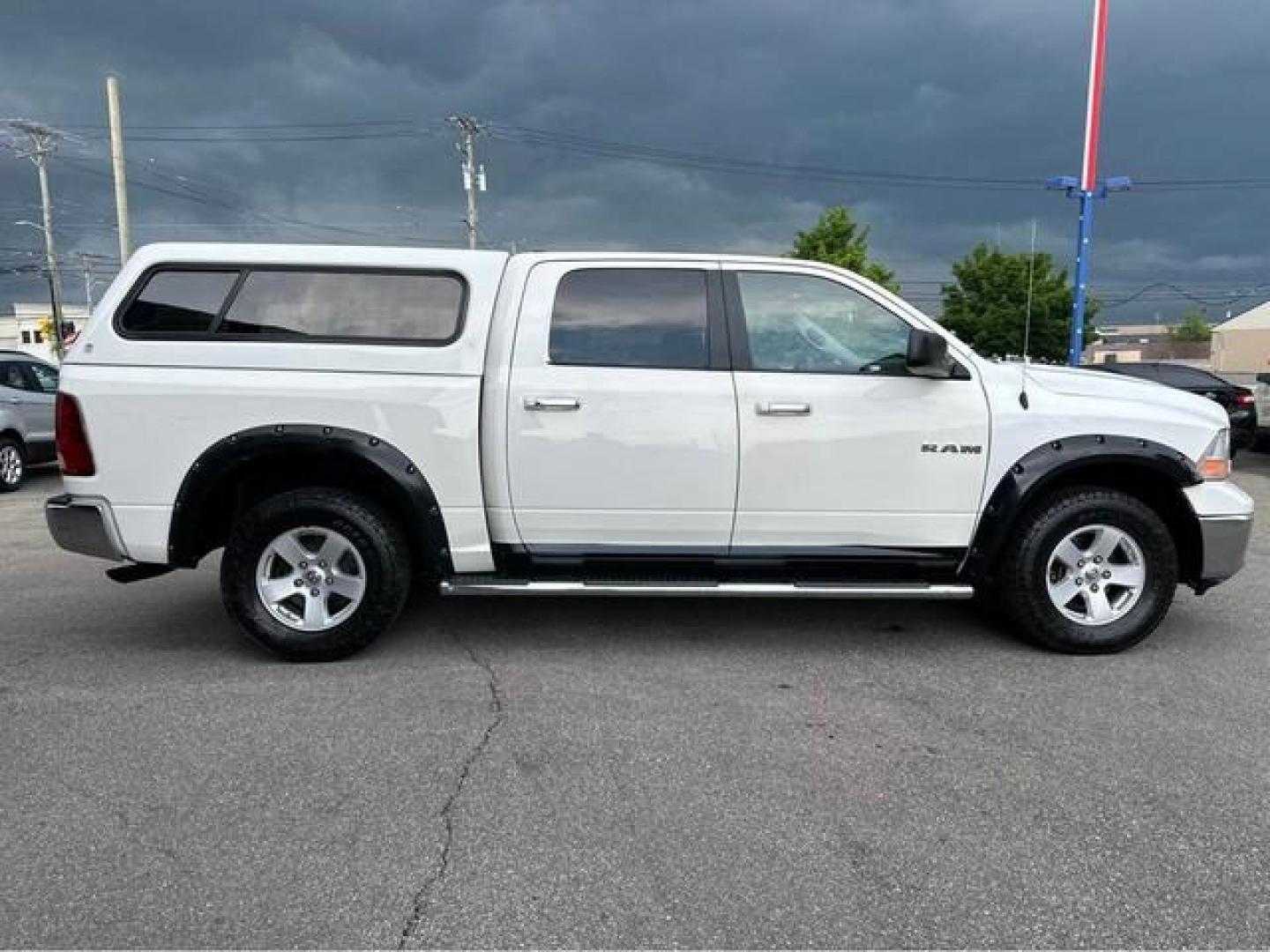 2009 WHITE DODGE RAM 1500 (1D3HV13P69S) with an V8,4.7L(287 CID),SOHC engine, AUTOMATIC transmission, located at 14600 Frazho Road, Warren, MI, 48089, (586) 776-3400, 42.485996, -82.974220 - Photo#3