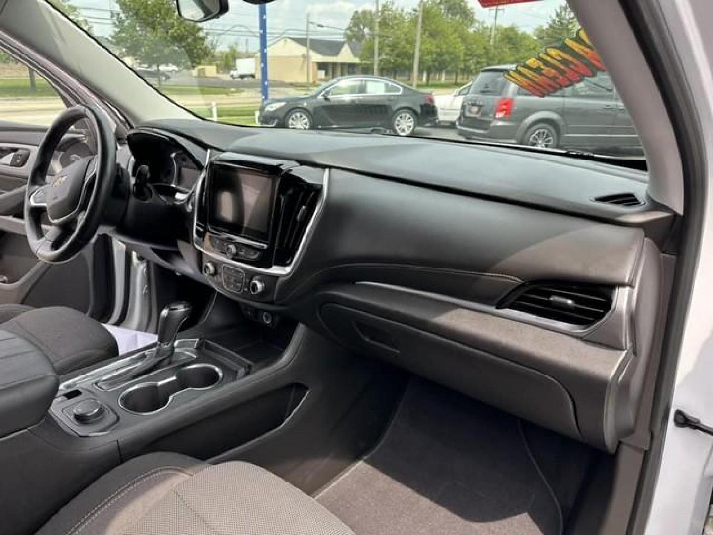 2018 WHITE CHEVROLET TRAVERSE (1GNEVGKW6JJ) with an V6,3.6L(217 CID),DOHC engine, AUTOMATIC transmission, located at 14600 Frazho Road, Warren, MI, 48089, (586) 776-3400, 42.485996, -82.974220 - Photo#11