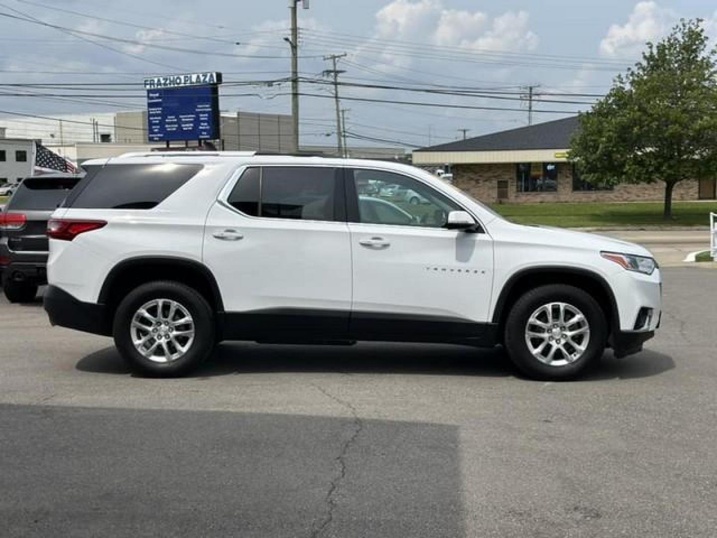 2018 WHITE CHEVROLET TRAVERSE (1GNEVGKW6JJ) with an V6,3.6L(217 CID),DOHC engine, AUTOMATIC transmission, located at 14600 Frazho Road, Warren, MI, 48089, (586) 776-3400, 42.485996, -82.974220 - Photo#3