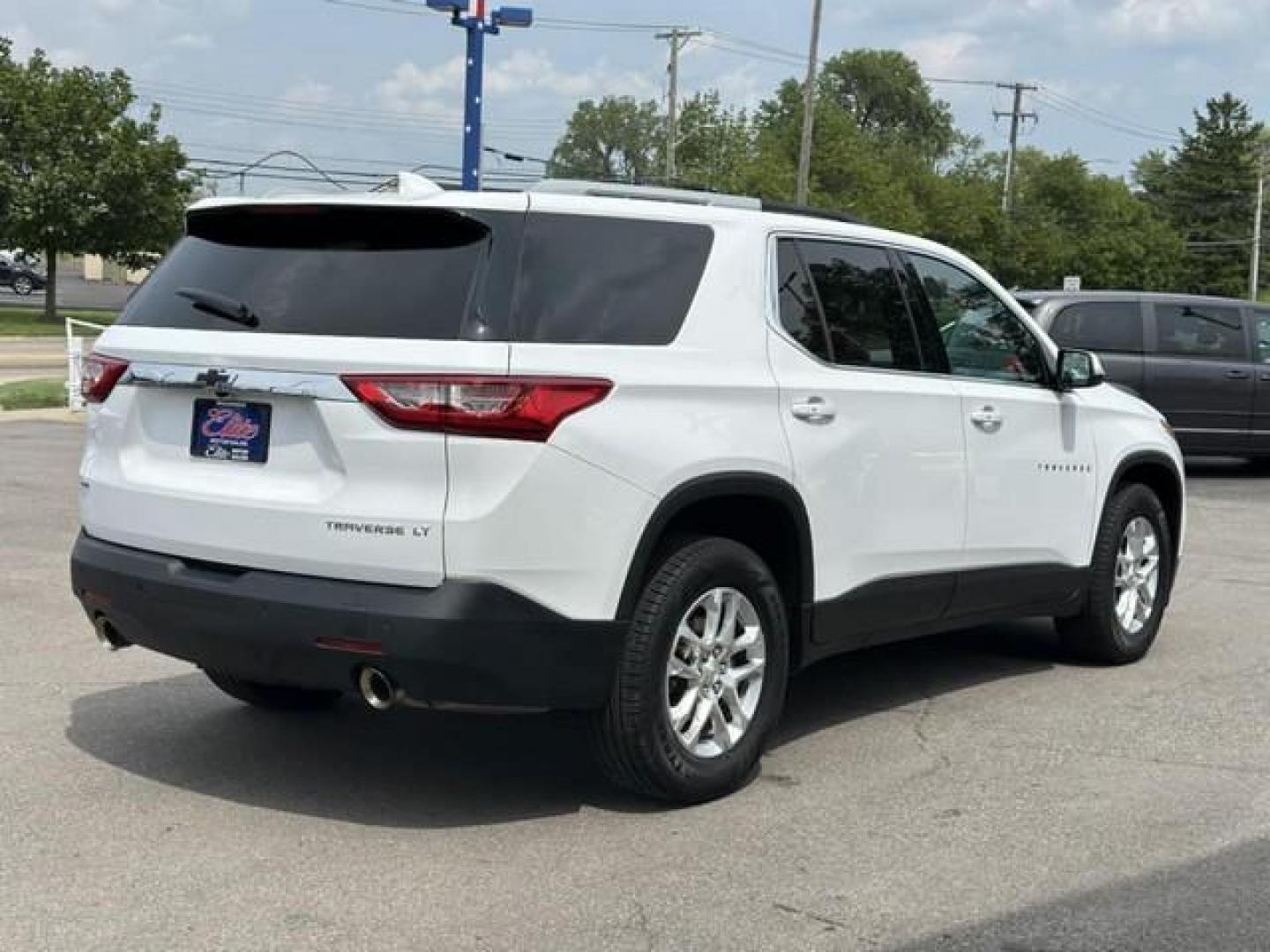 2018 WHITE CHEVROLET TRAVERSE (1GNEVGKW6JJ) with an V6,3.6L(217 CID),DOHC engine, AUTOMATIC transmission, located at 14600 Frazho Road, Warren, MI, 48089, (586) 776-3400, 42.485996, -82.974220 - Photo#4