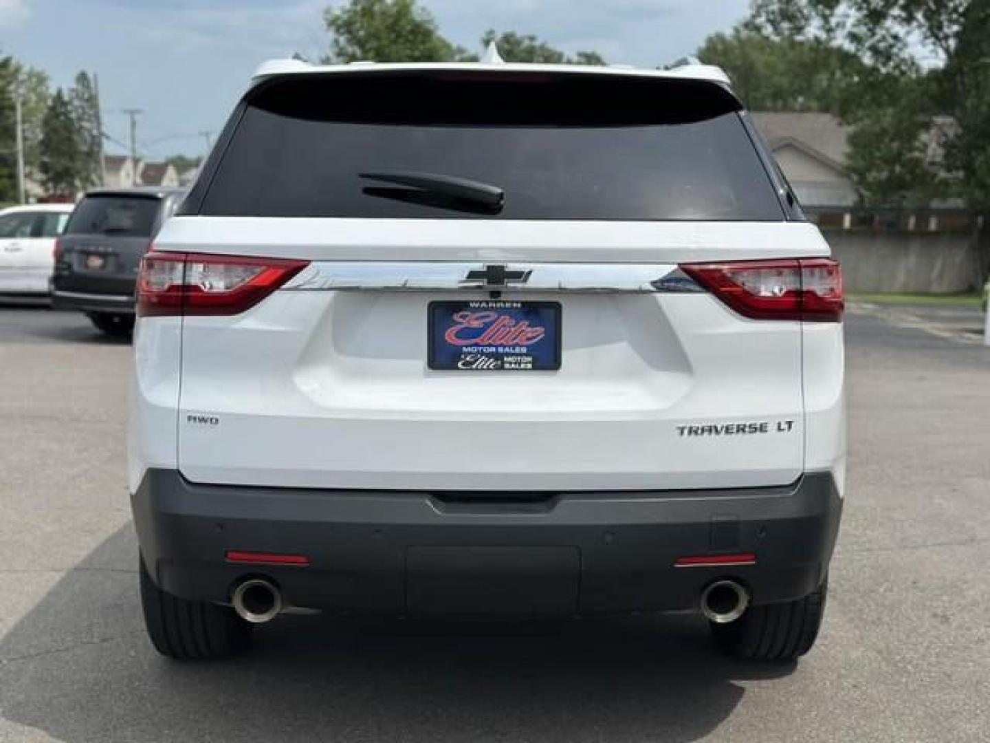 2018 WHITE CHEVROLET TRAVERSE (1GNEVGKW6JJ) with an V6,3.6L(217 CID),DOHC engine, AUTOMATIC transmission, located at 14600 Frazho Road, Warren, MI, 48089, (586) 776-3400, 42.485996, -82.974220 - Photo#5