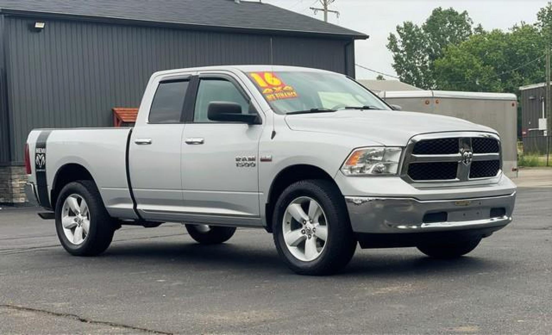 2016 SILVER RAM 1500 (1C6RR7GT0GS) with an V8,5.7L(345 CID),OHV engine, AUTOMATIC transmission, located at 14600 Frazho Road, Warren, MI, 48089, (586) 776-3400, 42.485996, -82.974220 - Photo#3