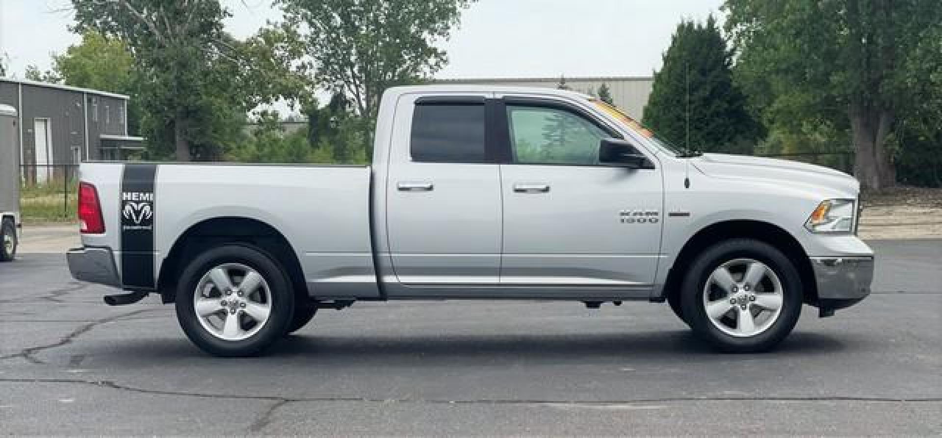 2016 SILVER RAM 1500 (1C6RR7GT0GS) with an V8,5.7L(345 CID),OHV engine, AUTOMATIC transmission, located at 14600 Frazho Road, Warren, MI, 48089, (586) 776-3400, 42.485996, -82.974220 - Photo#4