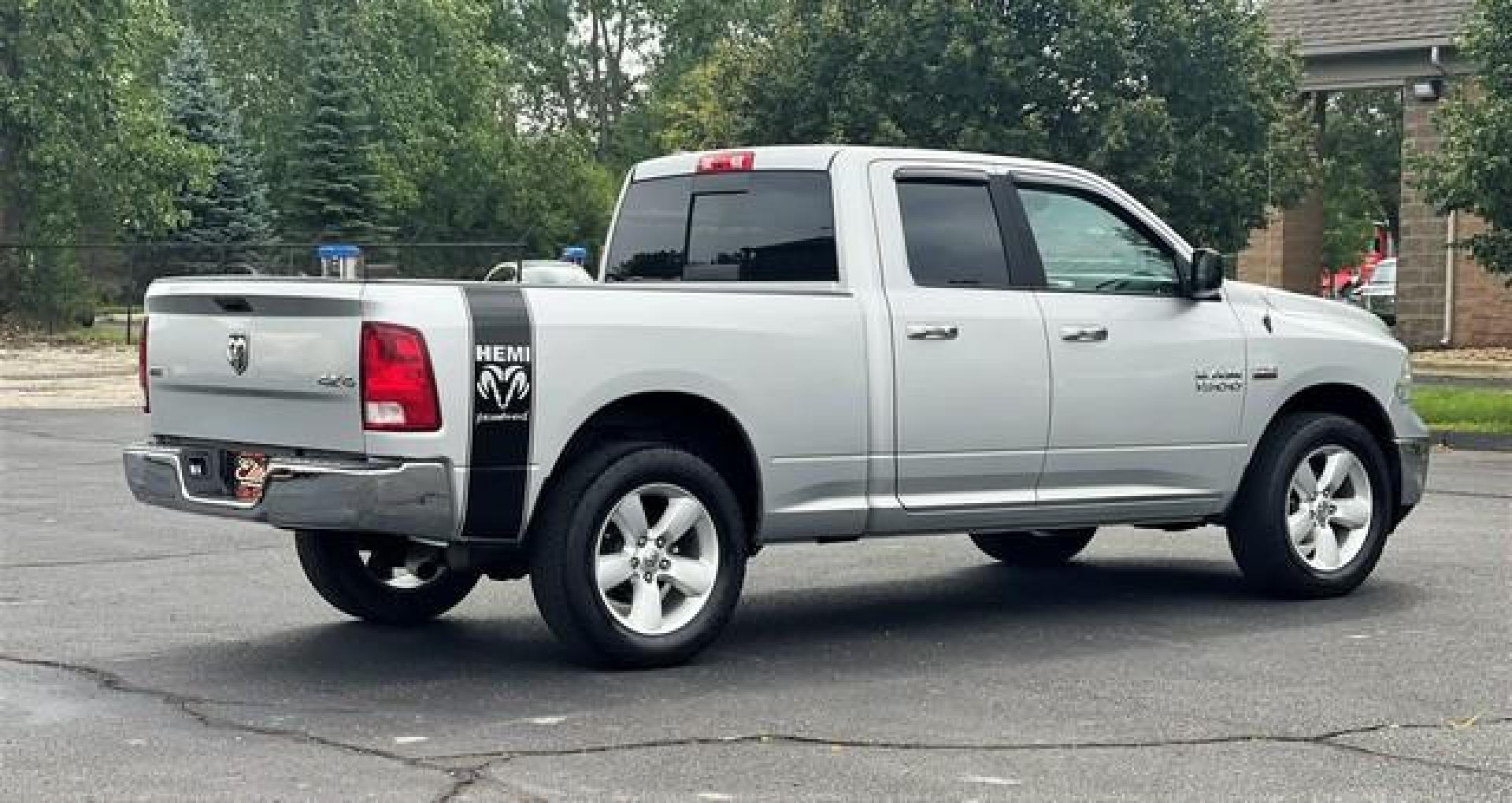 2016 SILVER RAM 1500 (1C6RR7GT0GS) with an V8,5.7L(345 CID),OHV engine, AUTOMATIC transmission, located at 14600 Frazho Road, Warren, MI, 48089, (586) 776-3400, 42.485996, -82.974220 - Photo#5