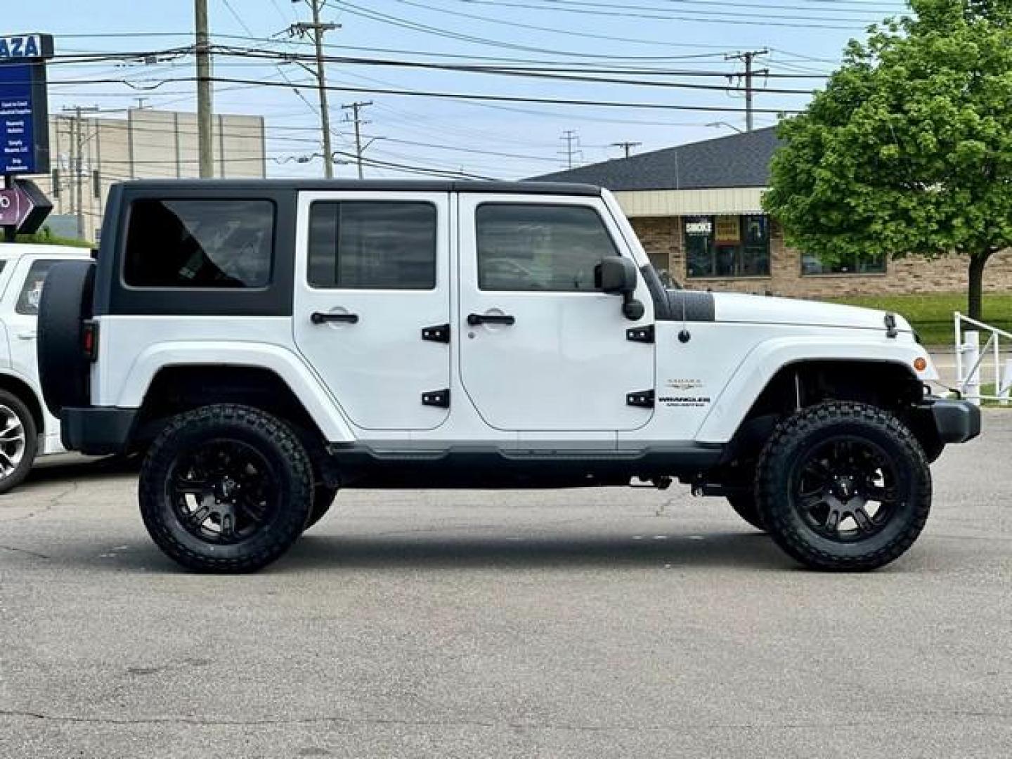 2015 WHITE JEEP WRANGLER (1C4BJWEG8FL) with an V6,3.6L(220 CID),DOHC engine, AUTOMATIC transmission, located at 14600 Frazho Road, Warren, MI, 48089, (586) 776-3400, 42.485996, -82.974220 - Photo#3