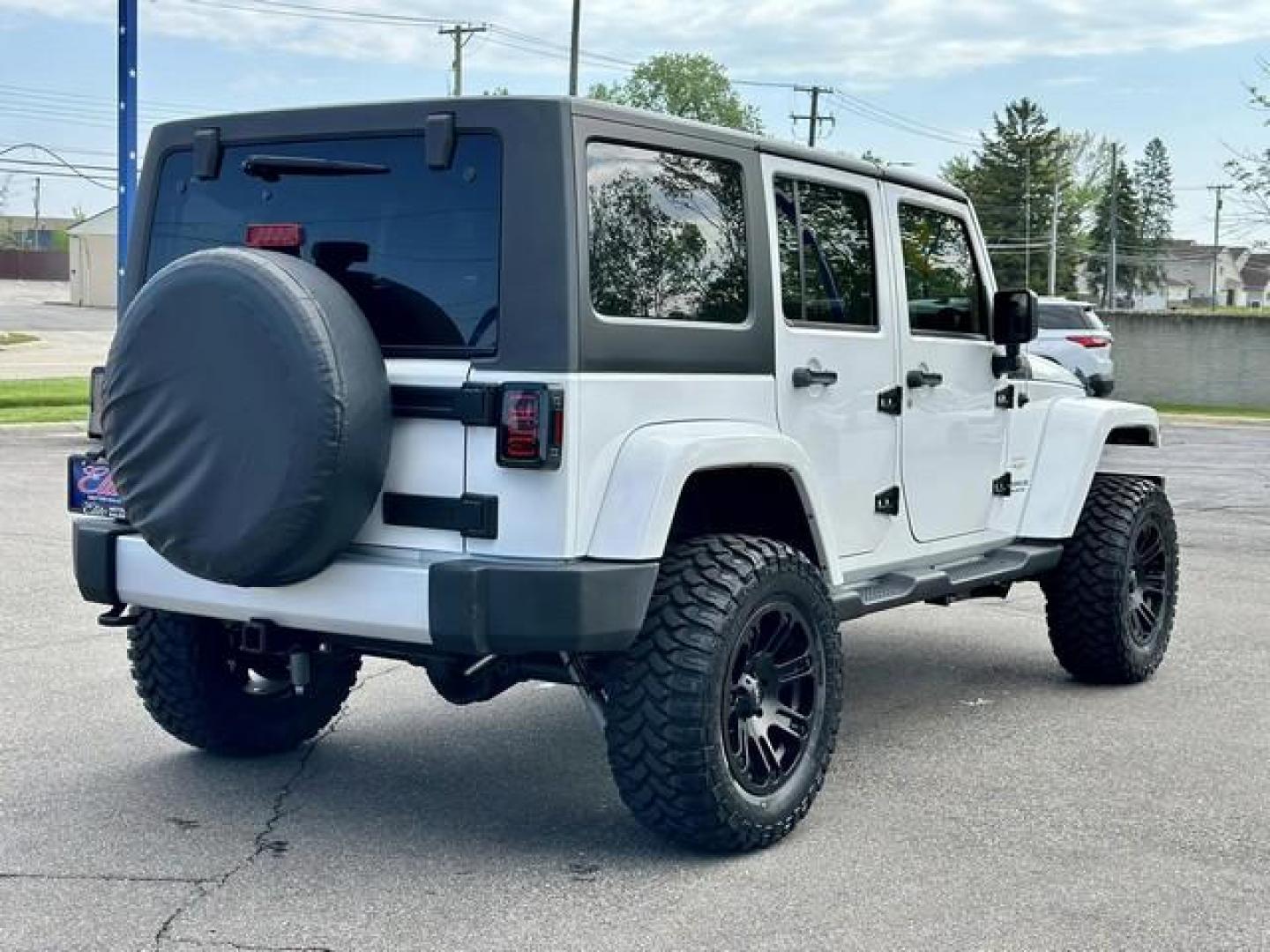 2015 WHITE JEEP WRANGLER (1C4BJWEG8FL) with an V6,3.6L(220 CID),DOHC engine, AUTOMATIC transmission, located at 14600 Frazho Road, Warren, MI, 48089, (586) 776-3400, 42.485996, -82.974220 - Photo#4