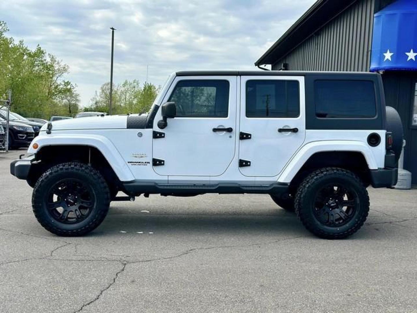 2015 WHITE JEEP WRANGLER (1C4BJWEG8FL) with an V6,3.6L(220 CID),DOHC engine, AUTOMATIC transmission, located at 14600 Frazho Road, Warren, MI, 48089, (586) 776-3400, 42.485996, -82.974220 - Photo#7