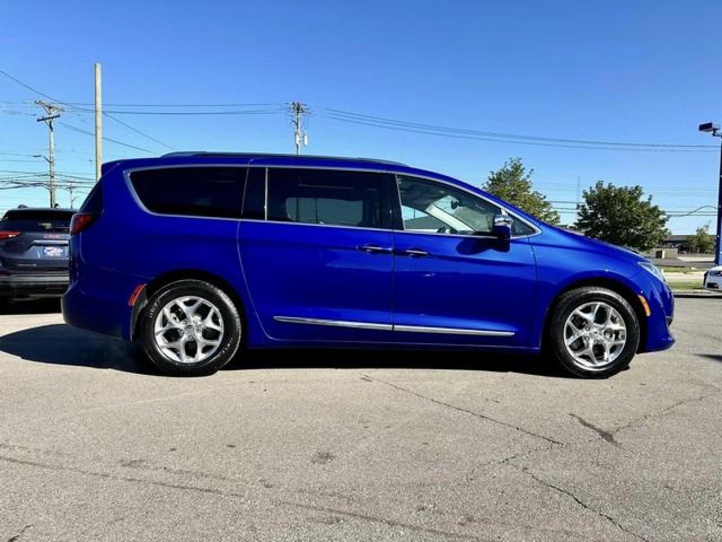 2019 OCEAN BLUE METTALLIC CHRYSLER PACIFICA (2C4RC1GG5KR) with an V6,3.6L(220 CID),DOHC engine, AUTOMATIC transmission, located at 14600 Frazho Road, Warren, MI, 48089, (586) 776-3400, 42.485996, -82.974220 - Photo#3