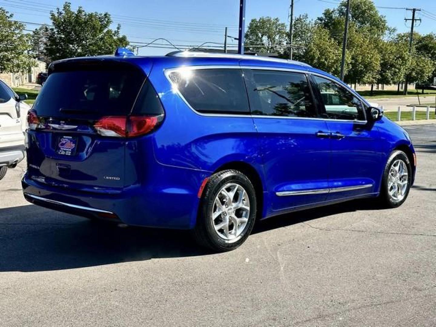 2019 OCEAN BLUE METTALLIC CHRYSLER PACIFICA (2C4RC1GG5KR) with an V6,3.6L(220 CID),DOHC engine, AUTOMATIC transmission, located at 14600 Frazho Road, Warren, MI, 48089, (586) 776-3400, 42.485996, -82.974220 - Photo#4