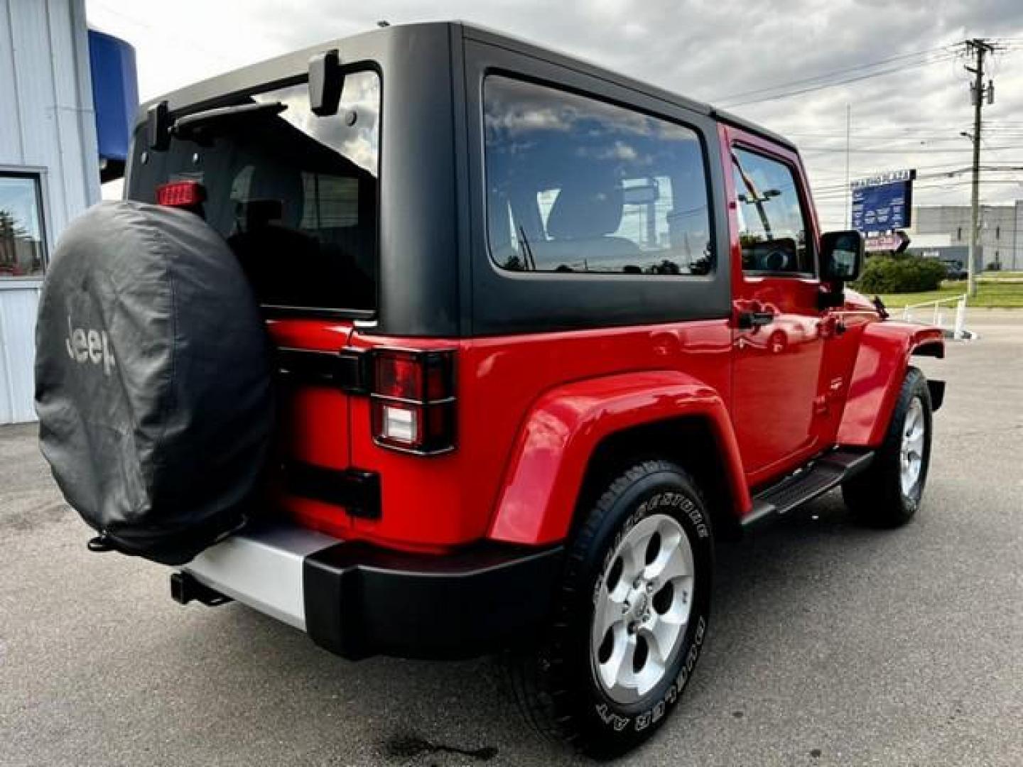 2015 FIRECRACKER RED JEEP WRANGLER (1C4AJWBG5FL) with an V6,3.6L(220 CID),DOHC engine, AUTOMATIC transmission, located at 14600 Frazho Road, Warren, MI, 48089, (586) 776-3400, 42.485996, -82.974220 - Photo#4