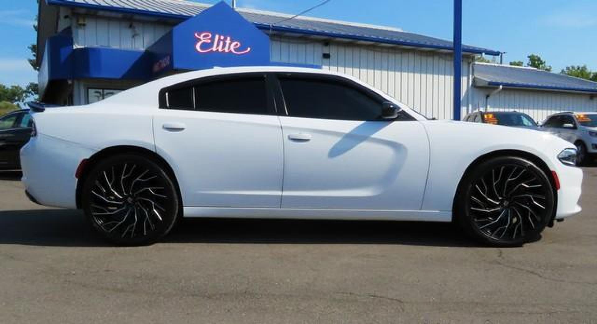 2018 WHITE KNUCKEL DODGE CHARGER (2C3CDXJG0JH) with an V6,3.6L(220 CID),DOHC engine, AUTOMATIC transmission, located at 14600 Frazho Road, Warren, MI, 48089, (586) 776-3400, 42.485996, -82.974220 - Photo#3