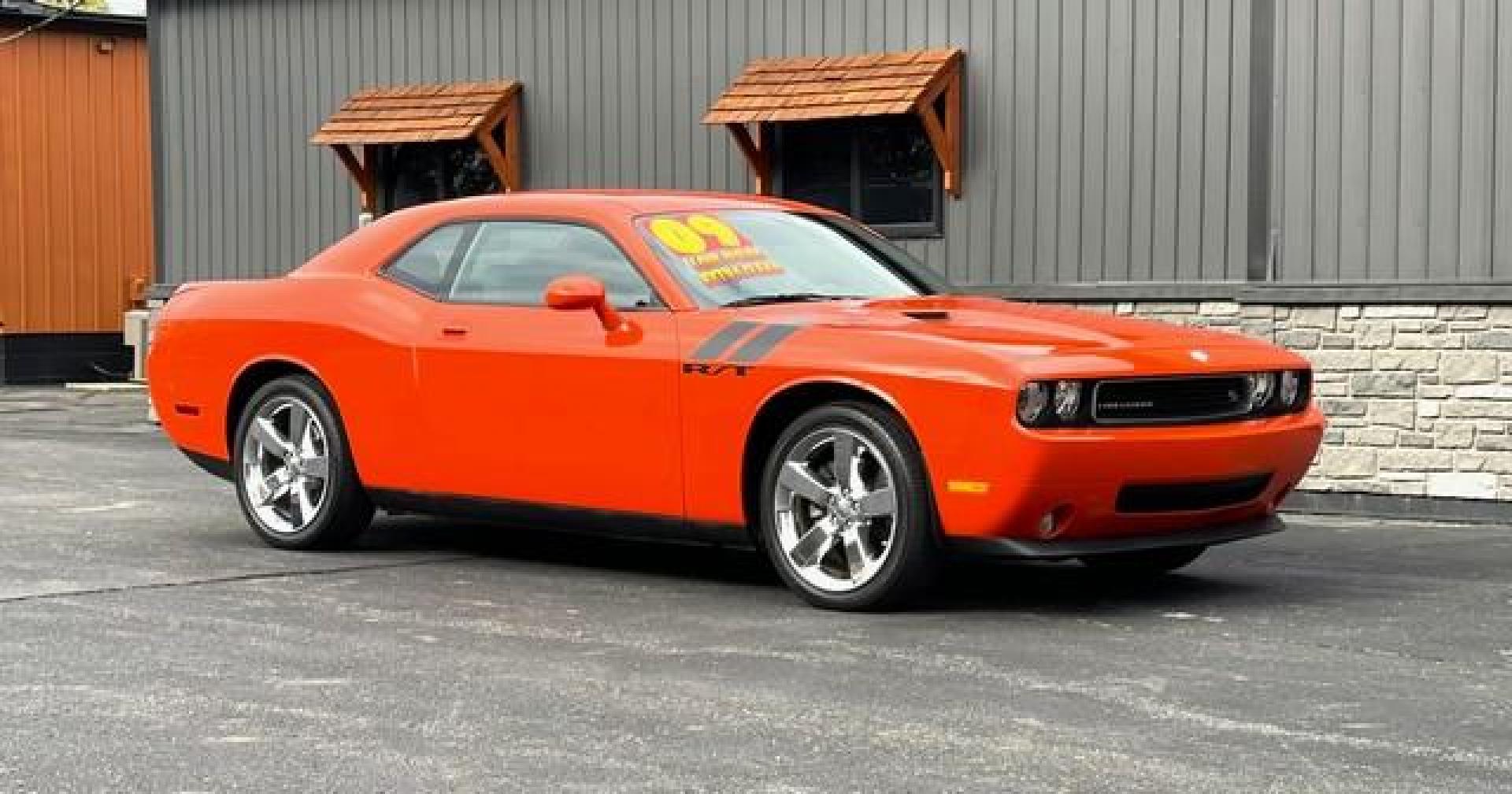 2009 HEMI ORANGE PEARL COAT /BLACK DODGE CHALLENGER R/T (2B3LJ54T99H) with an V8,5.7L(345 CID),OHV engine, AUTOMATIC transmission, located at 14600 Frazho Road, Warren, MI, 48089, (586) 776-3400, 42.485996, -82.974220 - Photo#2