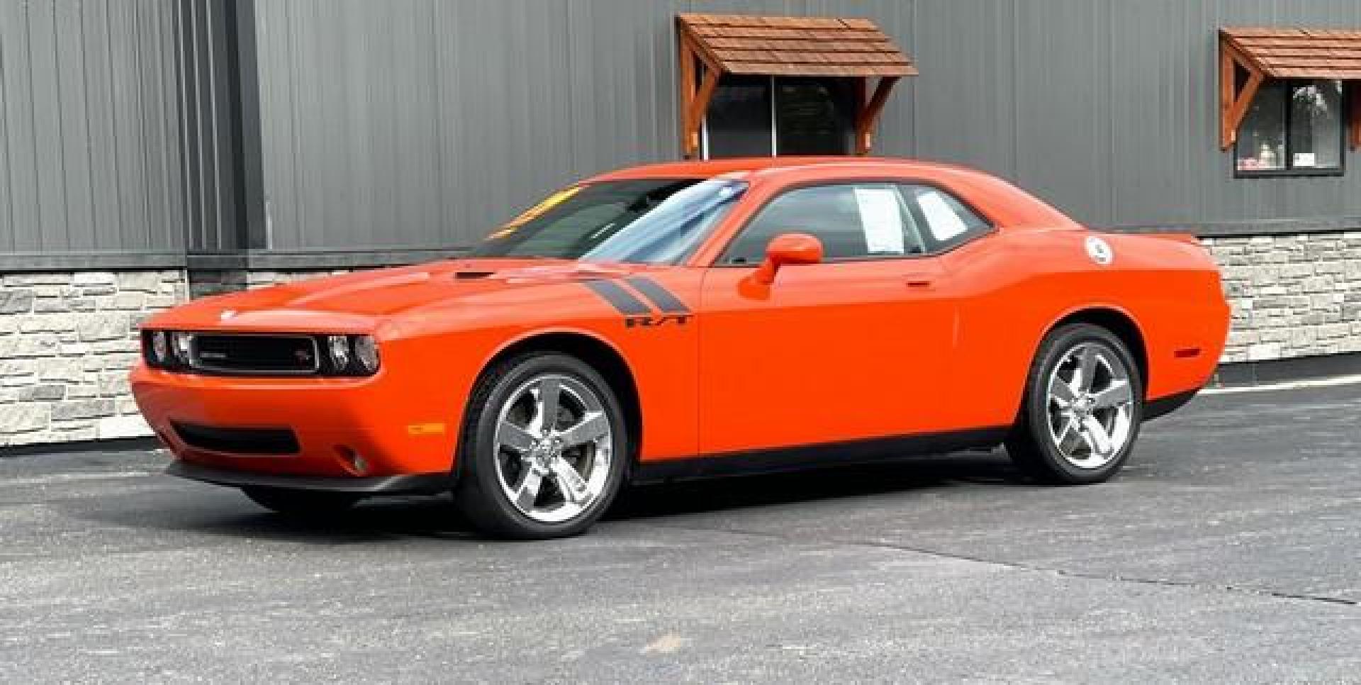 2009 HEMI ORANGE PEARL COAT /BLACK DODGE CHALLENGER R/T (2B3LJ54T99H) with an V8,5.7L(345 CID),OHV engine, AUTOMATIC transmission, located at 14600 Frazho Road, Warren, MI, 48089, (586) 776-3400, 42.485996, -82.974220 - Photo#4