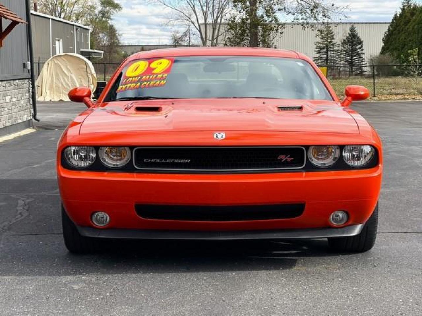 2009 HEMI ORANGE PEARL COAT /BLACK DODGE CHALLENGER R/T (2B3LJ54T99H) with an V8,5.7L(345 CID),OHV engine, AUTOMATIC transmission, located at 14600 Frazho Road, Warren, MI, 48089, (586) 776-3400, 42.485996, -82.974220 - Photo#5