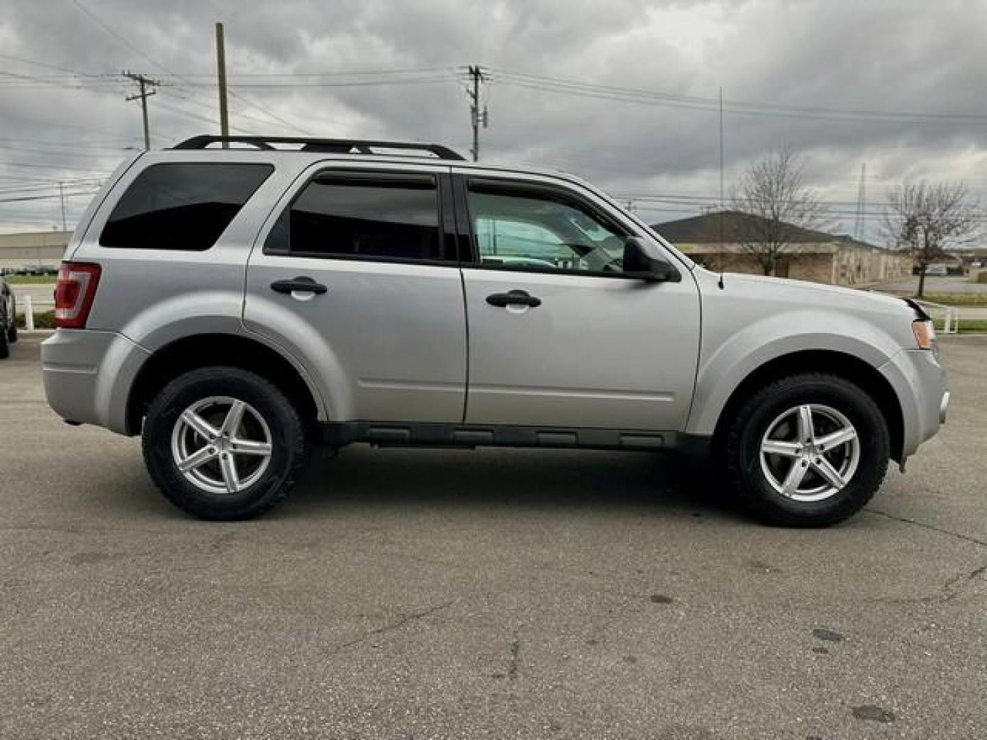 2012 SILVER FORD ESCAPE (1FMCU0DG0CK) with an V6,3.0L(181 CID),DOHC engine, AUTOMATIC transmission, located at 14600 Frazho Road, Warren, MI, 48089, (586) 776-3400, 42.485996, -82.974220 - Photo#3