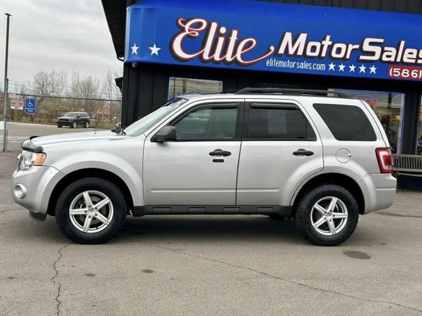 2012 SILVER FORD ESCAPE (1FMCU0DG0CK) with an V6,3.0L(181 CID),DOHC engine, AUTOMATIC transmission, located at 14600 Frazho Road, Warren, MI, 48089, (586) 776-3400, 42.485996, -82.974220 - Photo#7