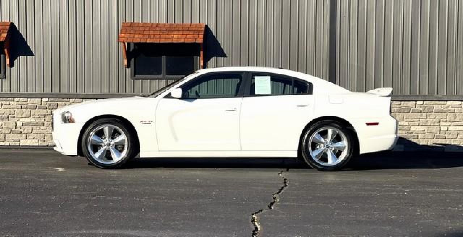 2014 WHITE DODGE CHARGER (2C3CDXCT1EH) with an V8,5.7L(345 CID),OHV engine, AUTOMATIC transmission, located at 14600 Frazho Road, Warren, MI, 48089, (586) 776-3400, 42.485996, -82.974220 - Photo#1