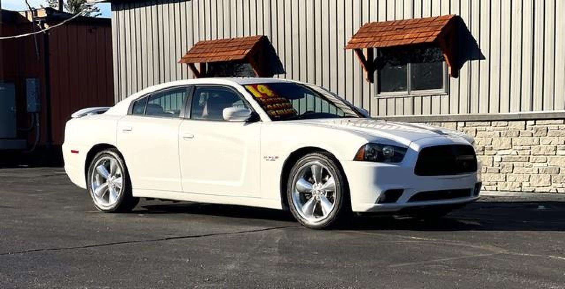 2014 WHITE DODGE CHARGER (2C3CDXCT1EH) with an V8,5.7L(345 CID),OHV engine, AUTOMATIC transmission, located at 14600 Frazho Road, Warren, MI, 48089, (586) 776-3400, 42.485996, -82.974220 - Photo#3