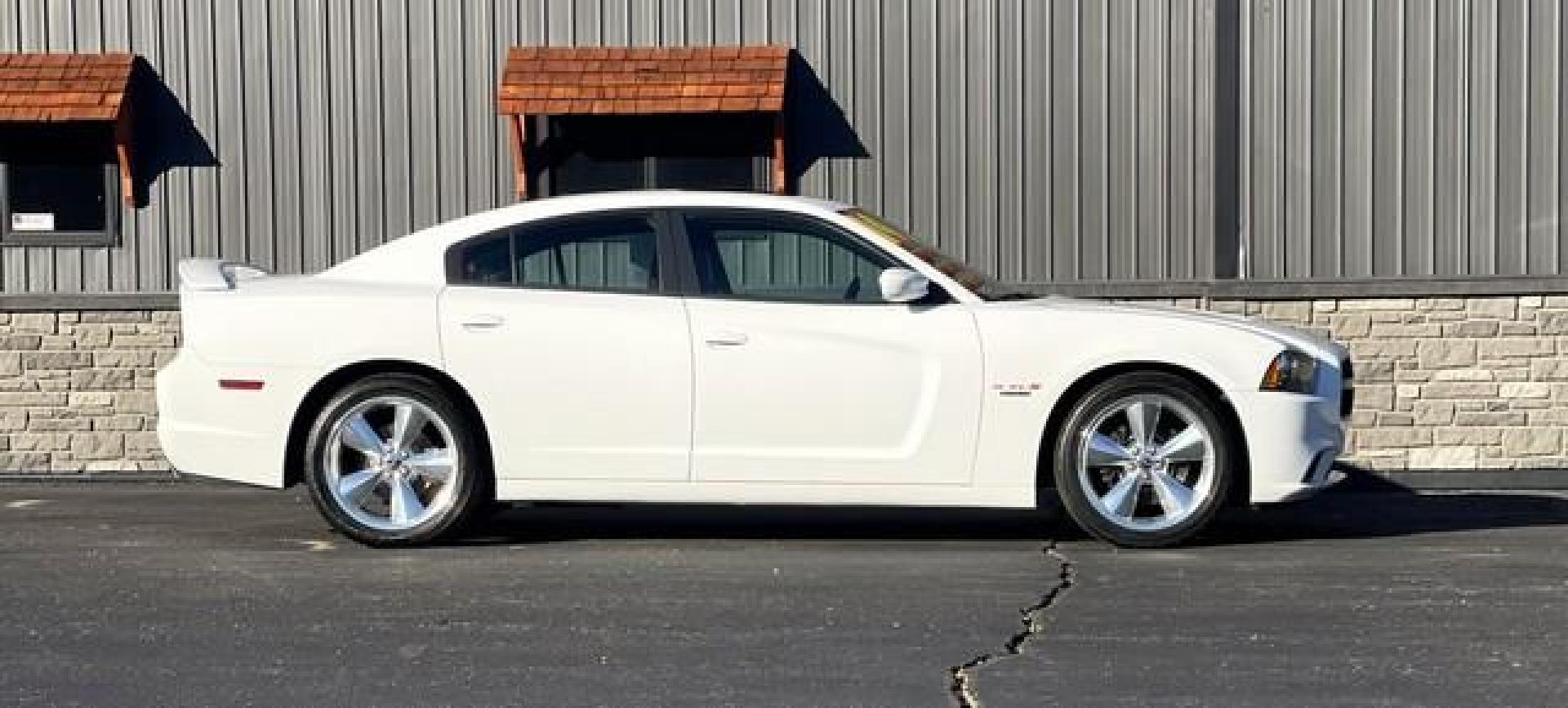 2014 WHITE DODGE CHARGER (2C3CDXCT1EH) with an V8,5.7L(345 CID),OHV engine, AUTOMATIC transmission, located at 14600 Frazho Road, Warren, MI, 48089, (586) 776-3400, 42.485996, -82.974220 - Photo#4