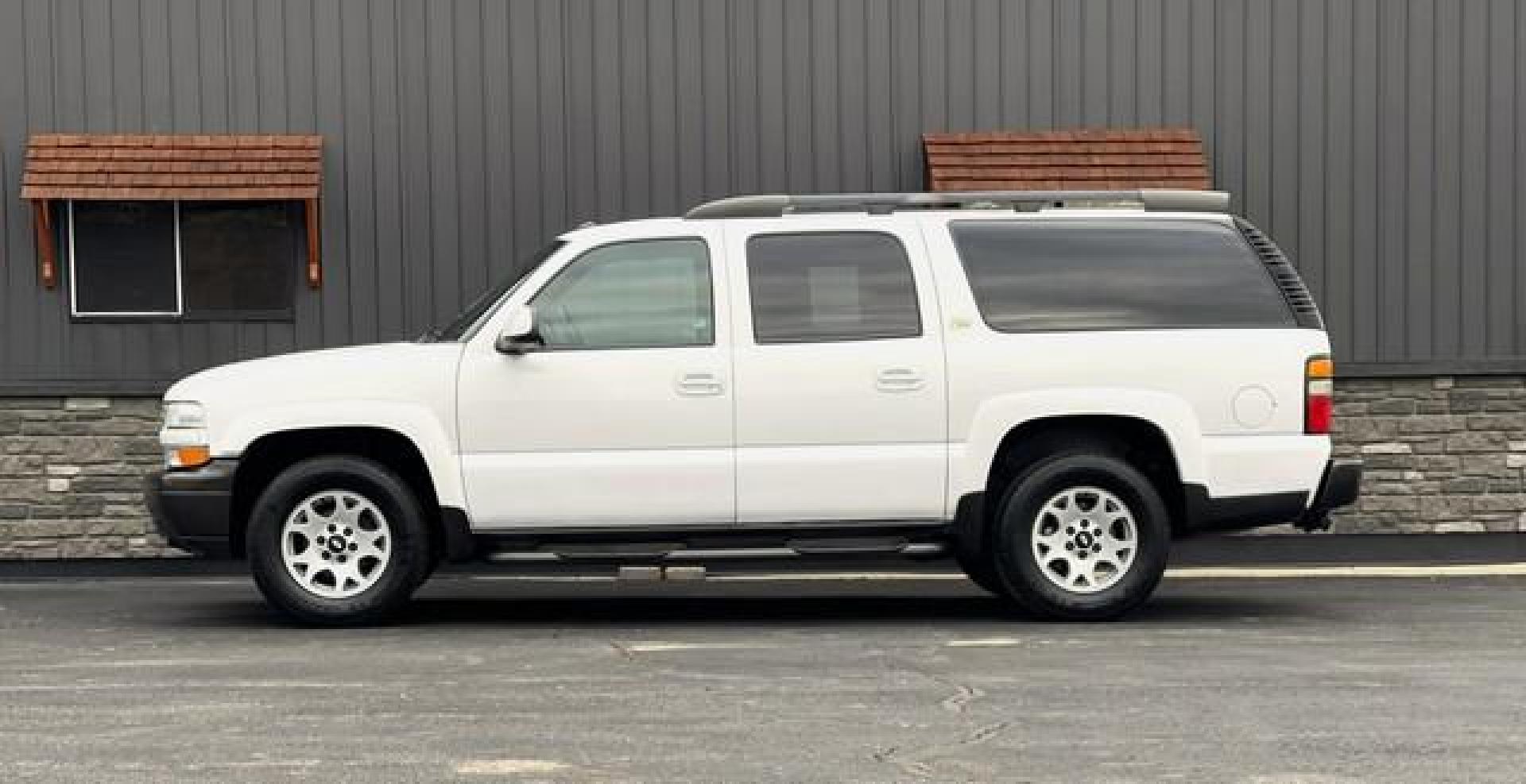 2004 WHITE CHEVROLET SUBURBAN 1500 (3GNFK16ZX4G) with an V8,5.3L(325 CID),OHV engine, AUTOMATIC transmission, located at 14600 Frazho Road, Warren, MI, 48089, (586) 776-3400, 42.485996, -82.974220 - Photo#0