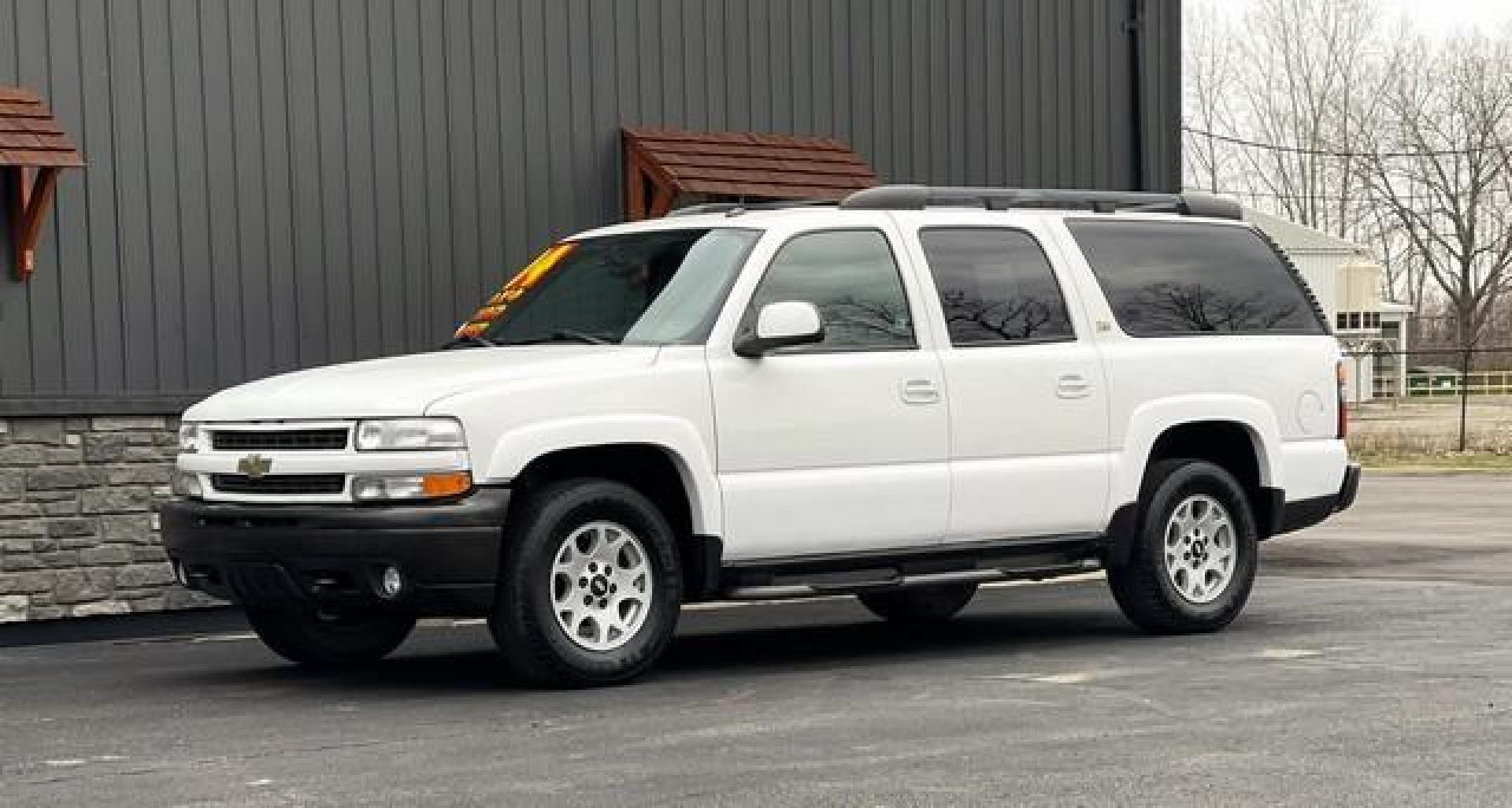 2004 WHITE CHEVROLET SUBURBAN 1500 (3GNFK16ZX4G) with an V8,5.3L(325 CID),OHV engine, AUTOMATIC transmission, located at 14600 Frazho Road, Warren, MI, 48089, (586) 776-3400, 42.485996, -82.974220 - Photo#1