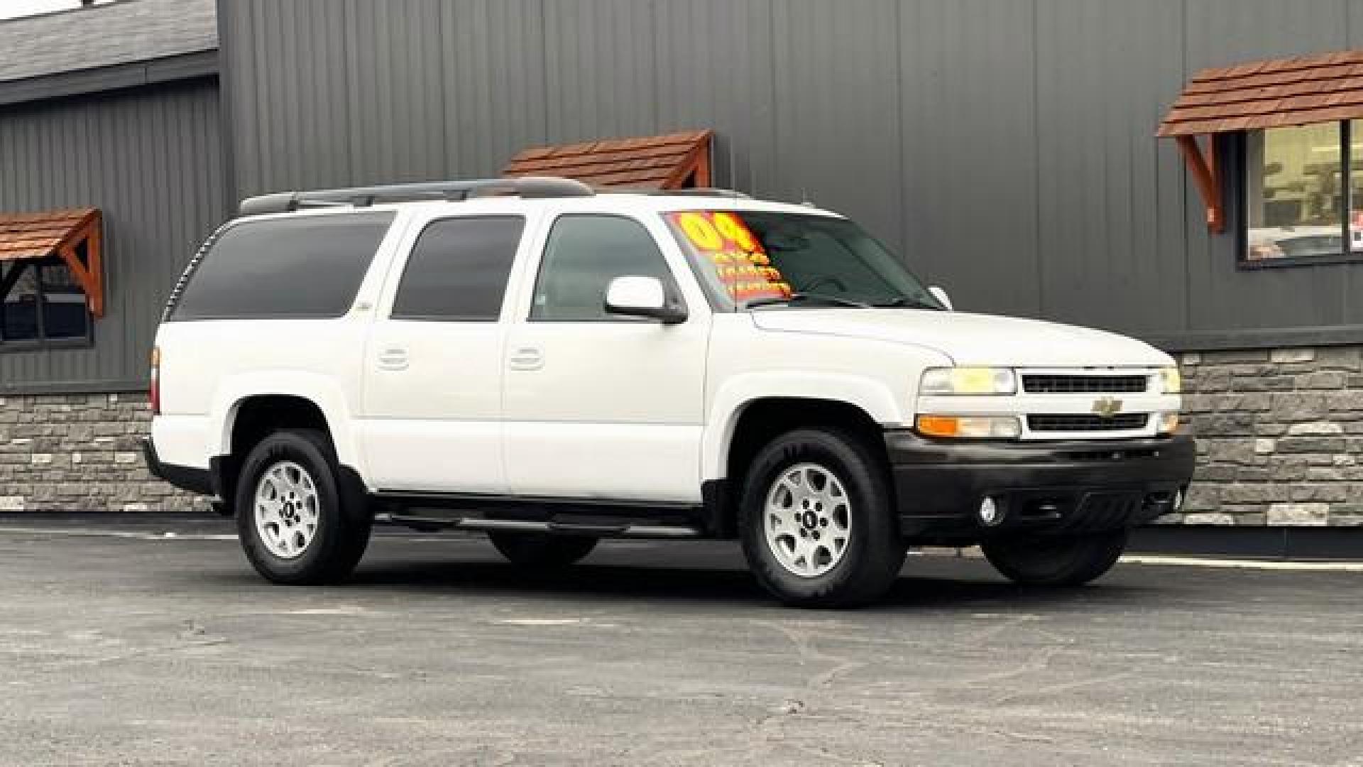 2004 WHITE CHEVROLET SUBURBAN 1500 (3GNFK16ZX4G) with an V8,5.3L(325 CID),OHV engine, AUTOMATIC transmission, located at 14600 Frazho Road, Warren, MI, 48089, (586) 776-3400, 42.485996, -82.974220 - Photo#2