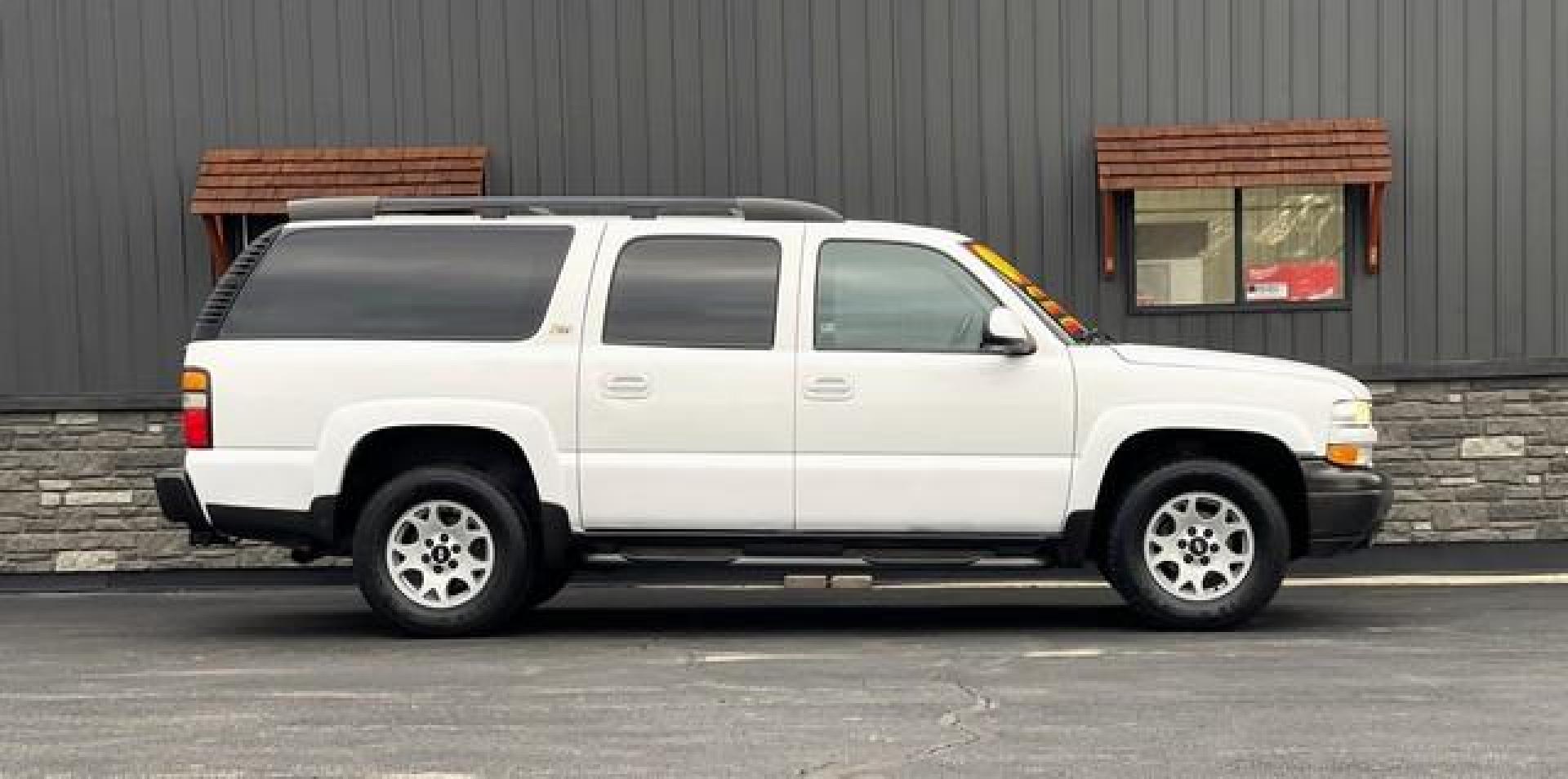 2004 WHITE CHEVROLET SUBURBAN 1500 (3GNFK16ZX4G) with an V8,5.3L(325 CID),OHV engine, AUTOMATIC transmission, located at 14600 Frazho Road, Warren, MI, 48089, (586) 776-3400, 42.485996, -82.974220 - Photo#3