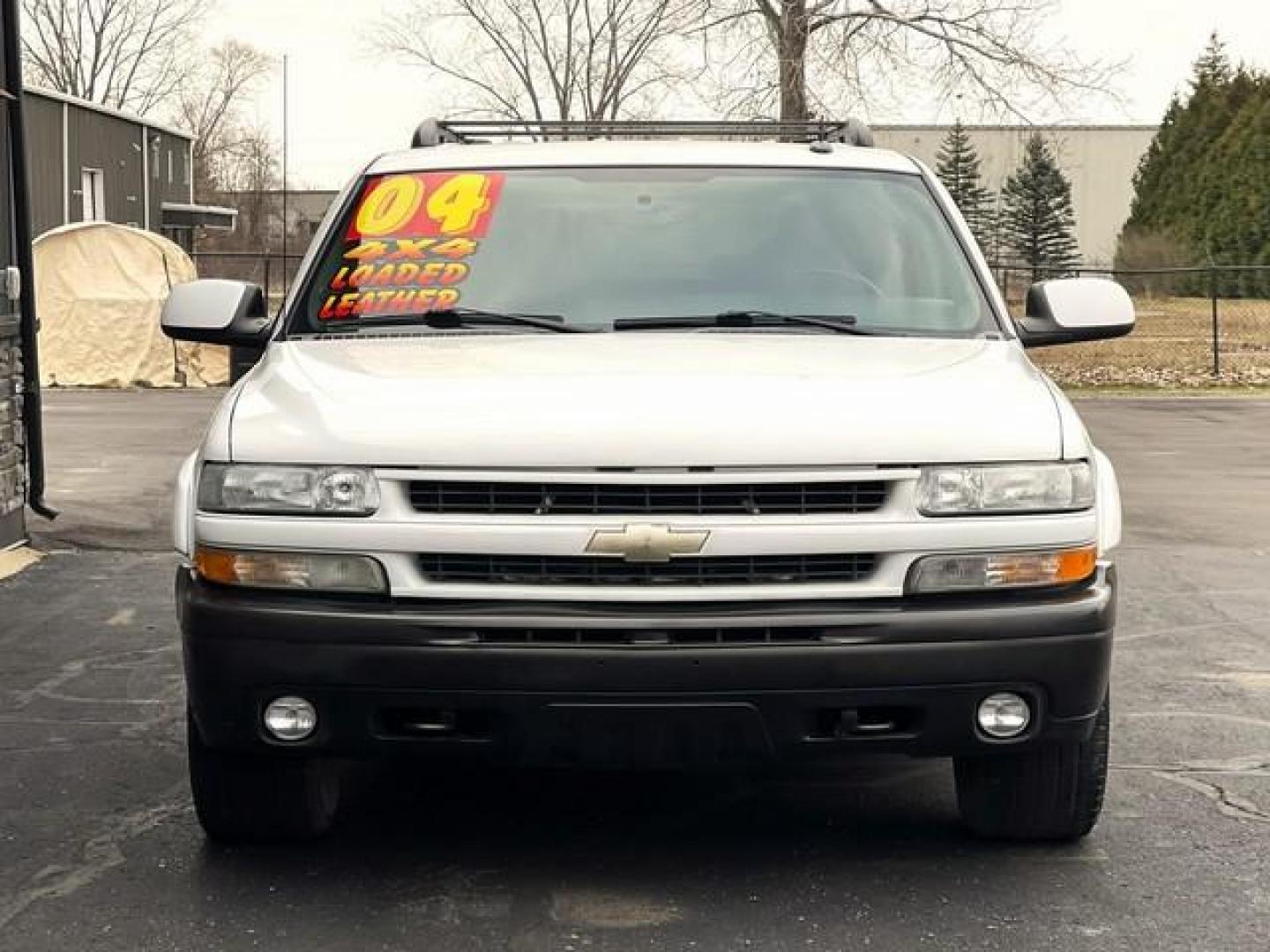 2004 WHITE CHEVROLET SUBURBAN 1500 (3GNFK16ZX4G) with an V8,5.3L(325 CID),OHV engine, AUTOMATIC transmission, located at 14600 Frazho Road, Warren, MI, 48089, (586) 776-3400, 42.485996, -82.974220 - Photo#4