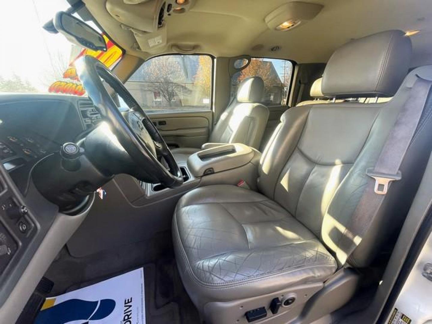 2004 WHITE CHEVROLET SUBURBAN 1500 (3GNFK16ZX4G) with an V8,5.3L(325 CID),OHV engine, AUTOMATIC transmission, located at 14600 Frazho Road, Warren, MI, 48089, (586) 776-3400, 42.485996, -82.974220 - Photo#5