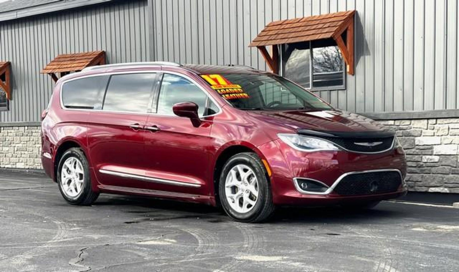 2017 BURGANDY CHRYSLER PACIFICA (2C4RC1EGXHR) with an V6,3.6L(220 CID),DOHC engine, AUTOMATIC transmission, located at 14600 Frazho Road, Warren, MI, 48089, (586) 776-3400, 42.485996, -82.974220 - Photo#4