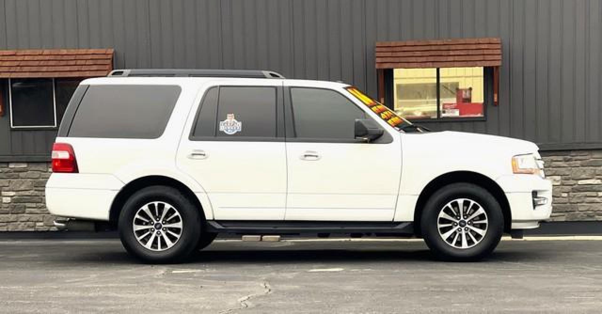 2016 OXFORD WHITE FORD EXPEDITION (1FMJU1JT7GE) with an V6,3.5L(213 CID),DOHC engine, AUTOMATIC transmission, located at 14600 Frazho Road, Warren, MI, 48089, (586) 776-3400, 42.485996, -82.974220 - Photo#5