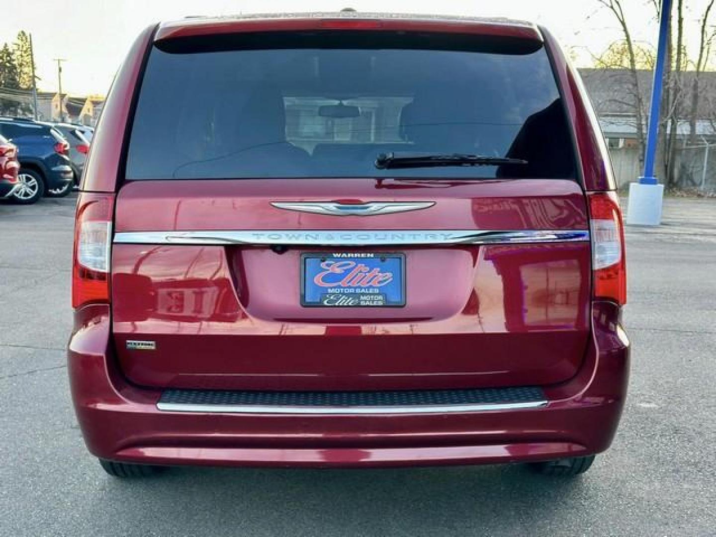 2016 DEEP CHERRY RED CRYSTAL CHRYSLER TOWN and COUNTRY (2C4RC1BG5GR) with an V6,3.6L(220 CID),DOHC engine, AUTOMATIC transmission, located at 14600 Frazho Road, Warren, MI, 48089, (586) 776-3400, 42.485996, -82.974220 - Photo#4