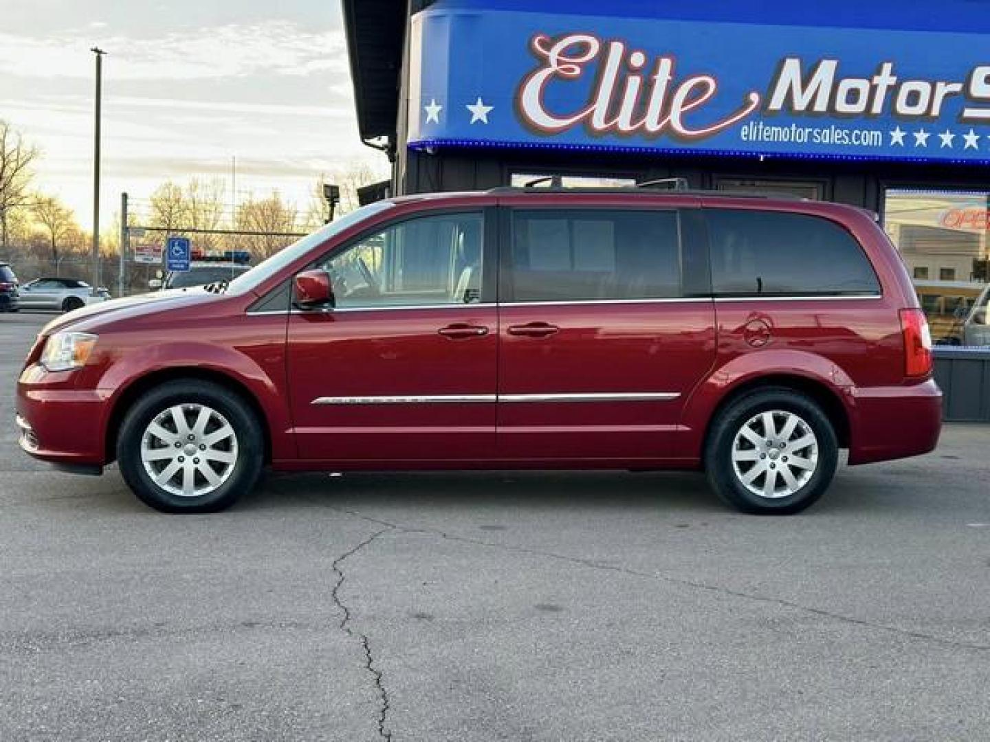 2016 DEEP CHERRY RED CRYSTAL CHRYSLER TOWN and COUNTRY (2C4RC1BG5GR) with an V6,3.6L(220 CID),DOHC engine, AUTOMATIC transmission, located at 14600 Frazho Road, Warren, MI, 48089, (586) 776-3400, 42.485996, -82.974220 - Photo#6