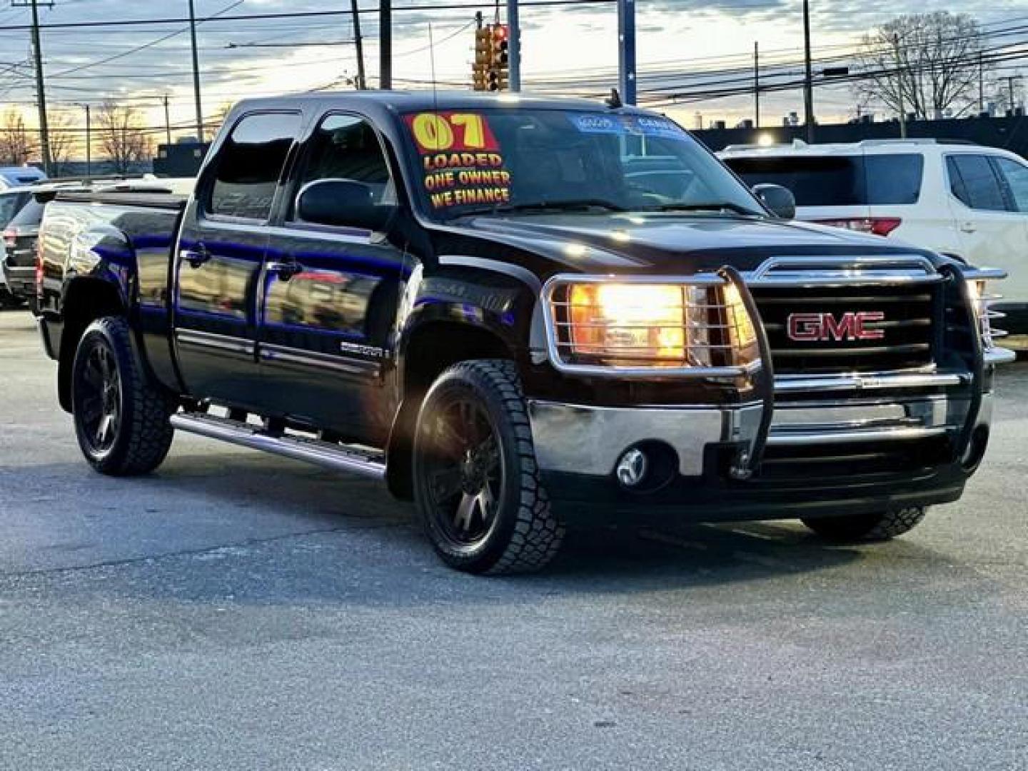 2007 BLACK GMC SIERRA 1500 (2GTEK13MX71) with an V8,5.3L(325 CID),OHV engine, AUTOMATIC transmission, located at 14600 Frazho Road, Warren, MI, 48089, (586) 776-3400, 42.485996, -82.974220 - Photo#2