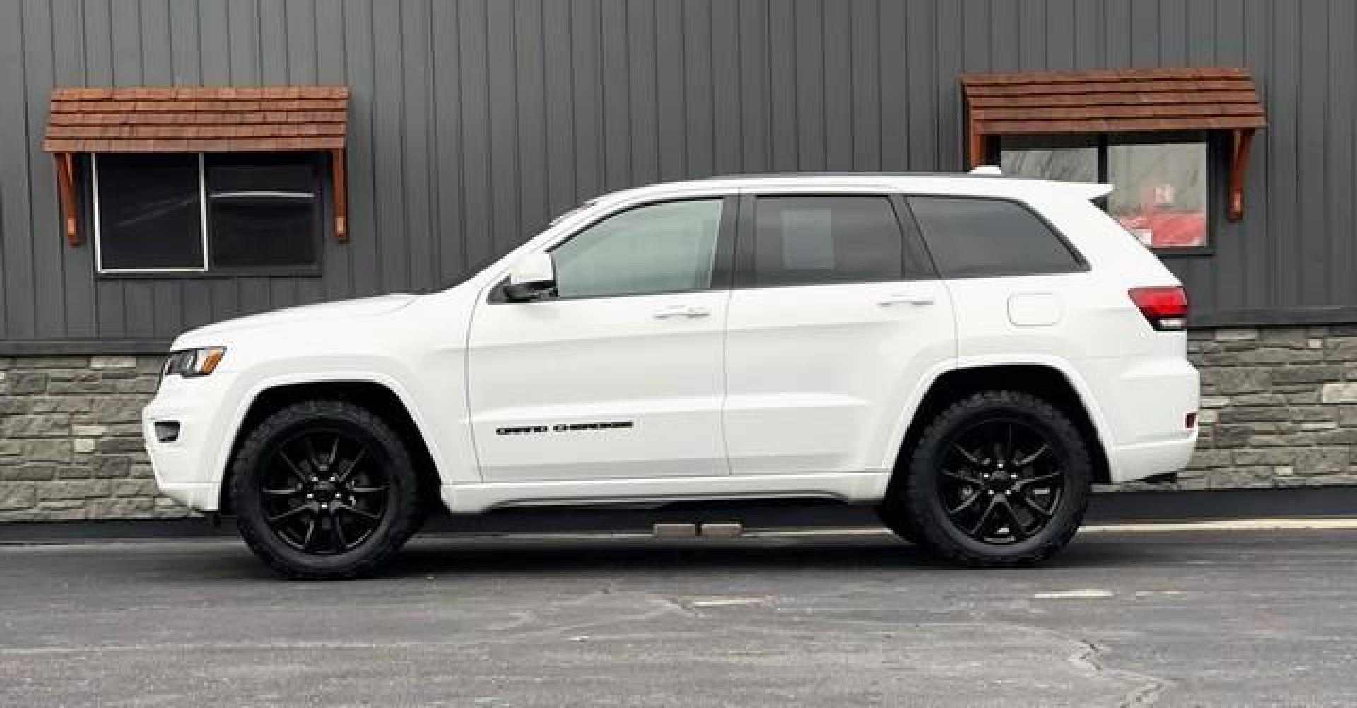 2018 WHITE JEEP GRAND CHEROKEE (1C4RJFAG9JC) with an V6,3.6L(220 CID),DOHC engine, AUTOMATIC transmission, located at 14600 Frazho Road, Warren, MI, 48089, (586) 776-3400, 42.485996, -82.974220 - Photo#1