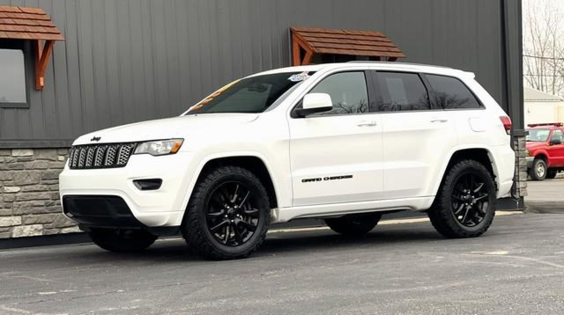 2018 WHITE JEEP GRAND CHEROKEE (1C4RJFAG9JC) with an V6,3.6L(220 CID),DOHC engine, AUTOMATIC transmission, located at 14600 Frazho Road, Warren, MI, 48089, (586) 776-3400, 42.485996, -82.974220 - Photo#2