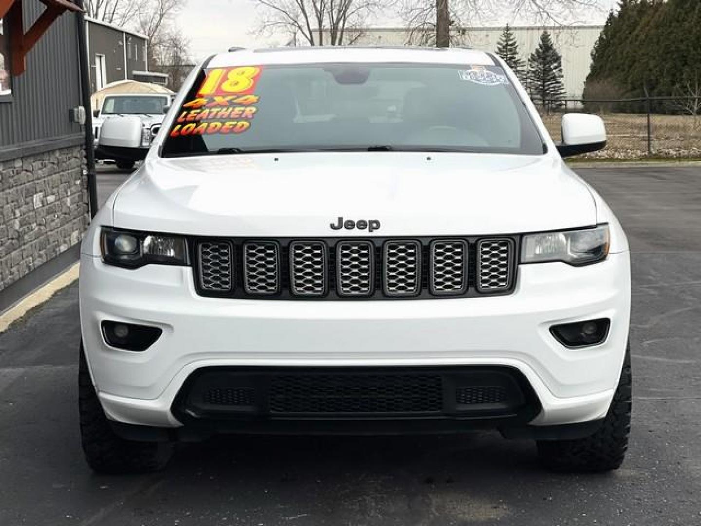 2018 WHITE JEEP GRAND CHEROKEE (1C4RJFAG9JC) with an V6,3.6L(220 CID),DOHC engine, AUTOMATIC transmission, located at 14600 Frazho Road, Warren, MI, 48089, (586) 776-3400, 42.485996, -82.974220 - Photo#3