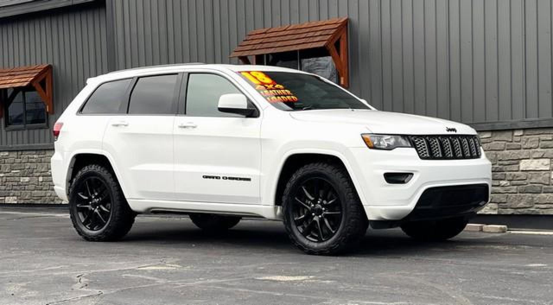 2018 WHITE JEEP GRAND CHEROKEE (1C4RJFAG9JC) with an V6,3.6L(220 CID),DOHC engine, AUTOMATIC transmission, located at 14600 Frazho Road, Warren, MI, 48089, (586) 776-3400, 42.485996, -82.974220 - Photo#4