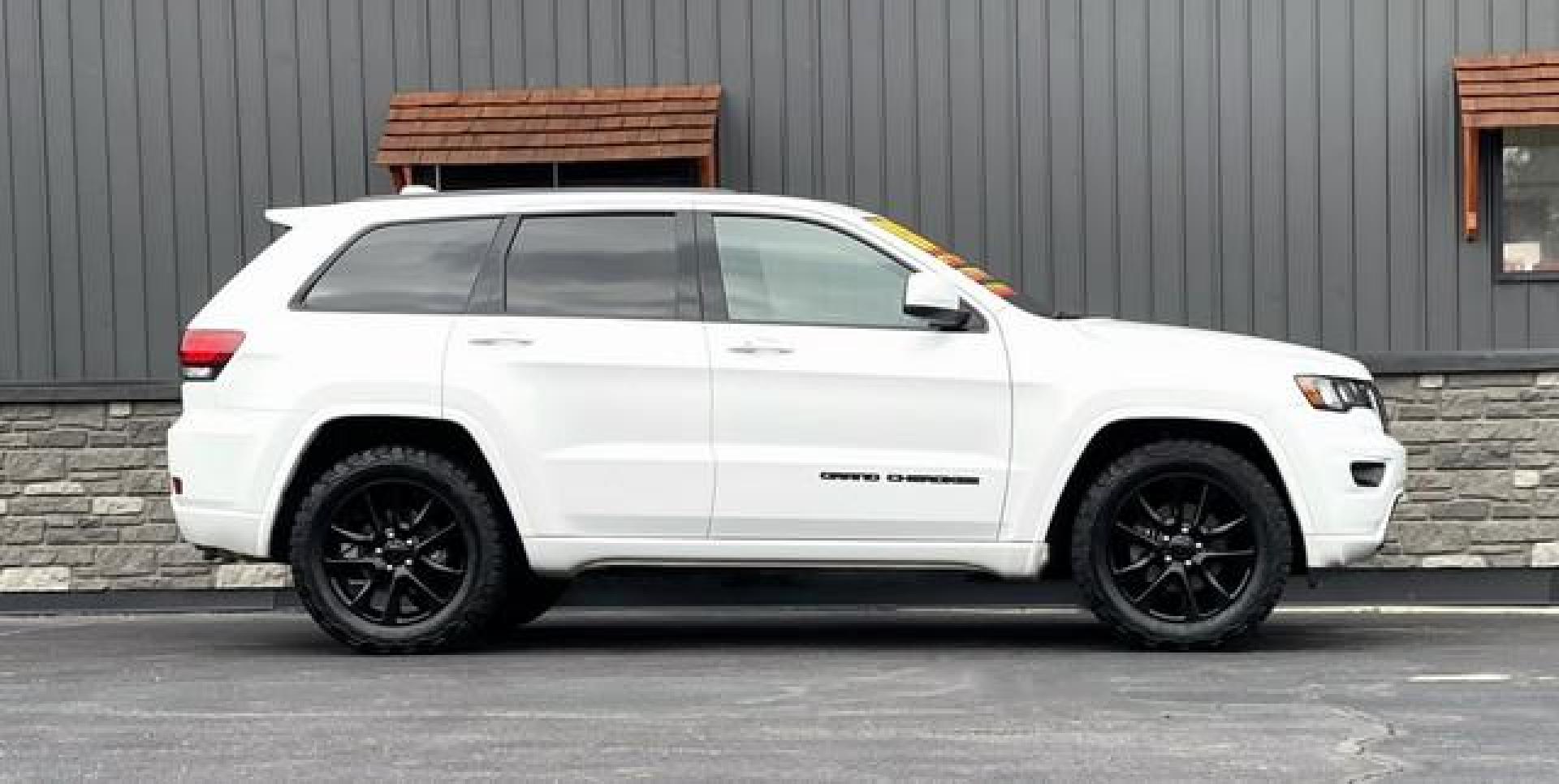 2018 WHITE JEEP GRAND CHEROKEE (1C4RJFAG9JC) with an V6,3.6L(220 CID),DOHC engine, AUTOMATIC transmission, located at 14600 Frazho Road, Warren, MI, 48089, (586) 776-3400, 42.485996, -82.974220 - Photo#5