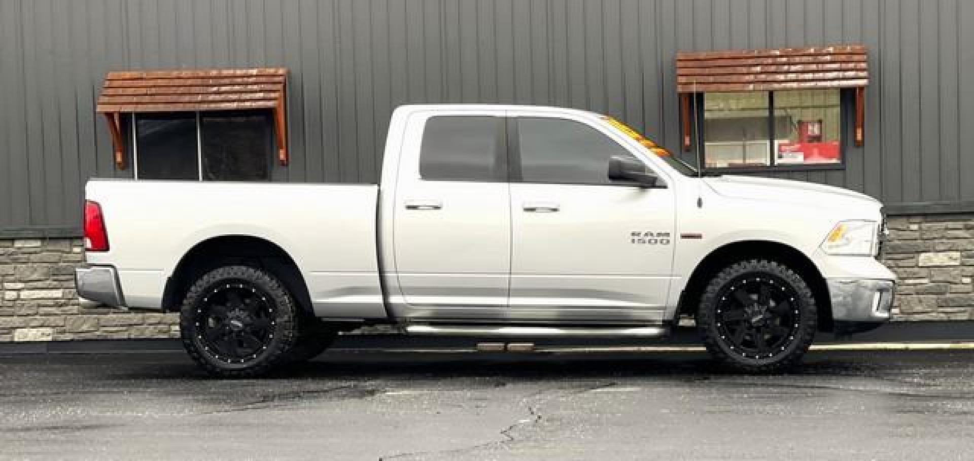 2015 SILVER RAM 1500 (1C6RR7GTXFS) with an V8,5.7L(345 CID),OHV engine, AUTOMATIC transmission, located at 14600 Frazho Road, Warren, MI, 48089, (586) 776-3400, 42.485996, -82.974220 - Photo#5