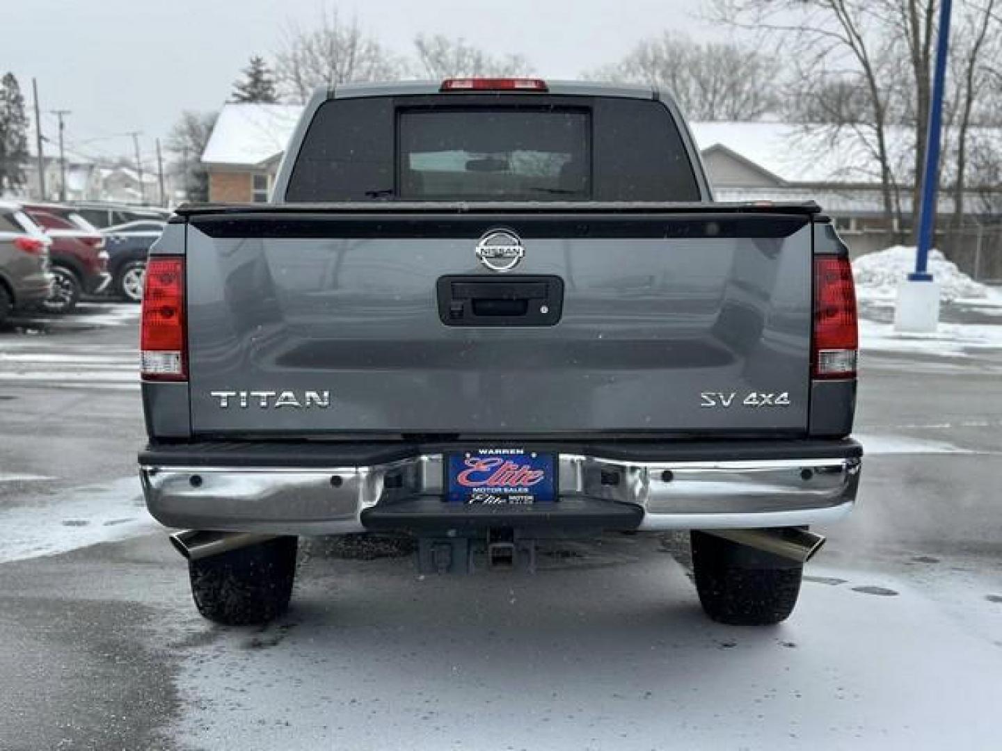 2015 GREY NISSAN TITAN (1N6AA0EC0FN) with an V8,5.6L(339 CID),DOHC engine, AUTOMATIC transmission, located at 14600 Frazho Road, Warren, MI, 48089, (586) 776-3400, 42.485996, -82.974220 - Photo#5